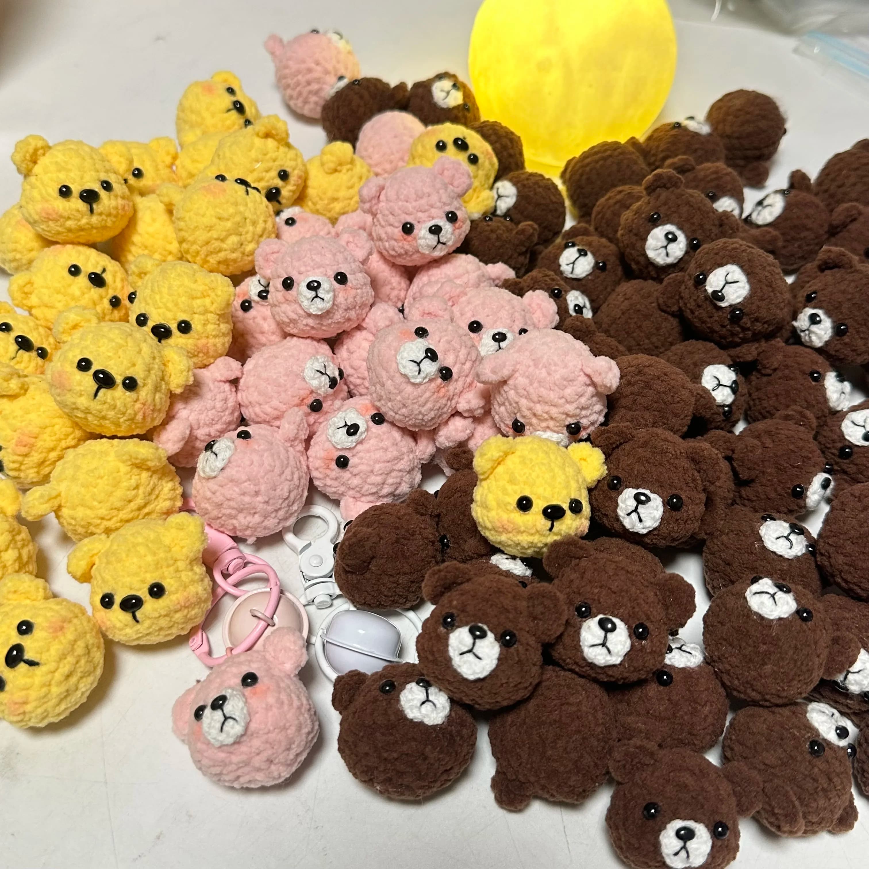 5 pezzi di orsetti all'uncinetto fatti a mano, 3,5 cm, in maglia, giallo e rosa, portachiavi, regalo per amiche, donne e ragazze