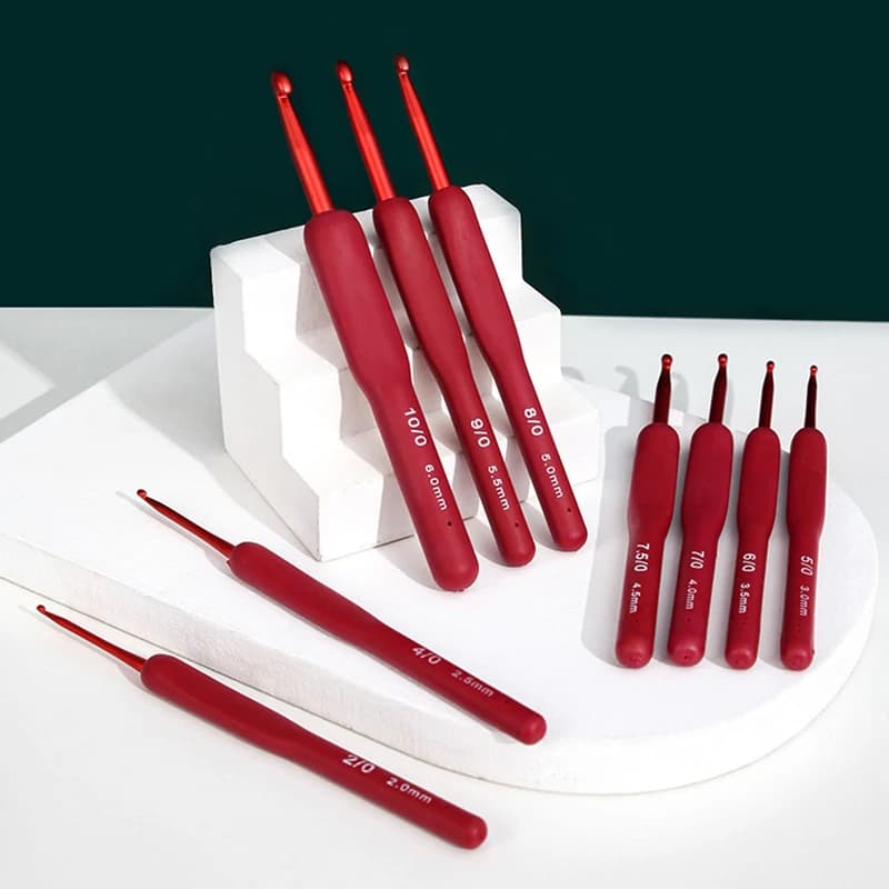 Uncinetti in alluminio Premium da 2mm-6mm con impugnatura in gomma morbida rossa manici imbottiti ferri da maglia trecce strumento per maglieria