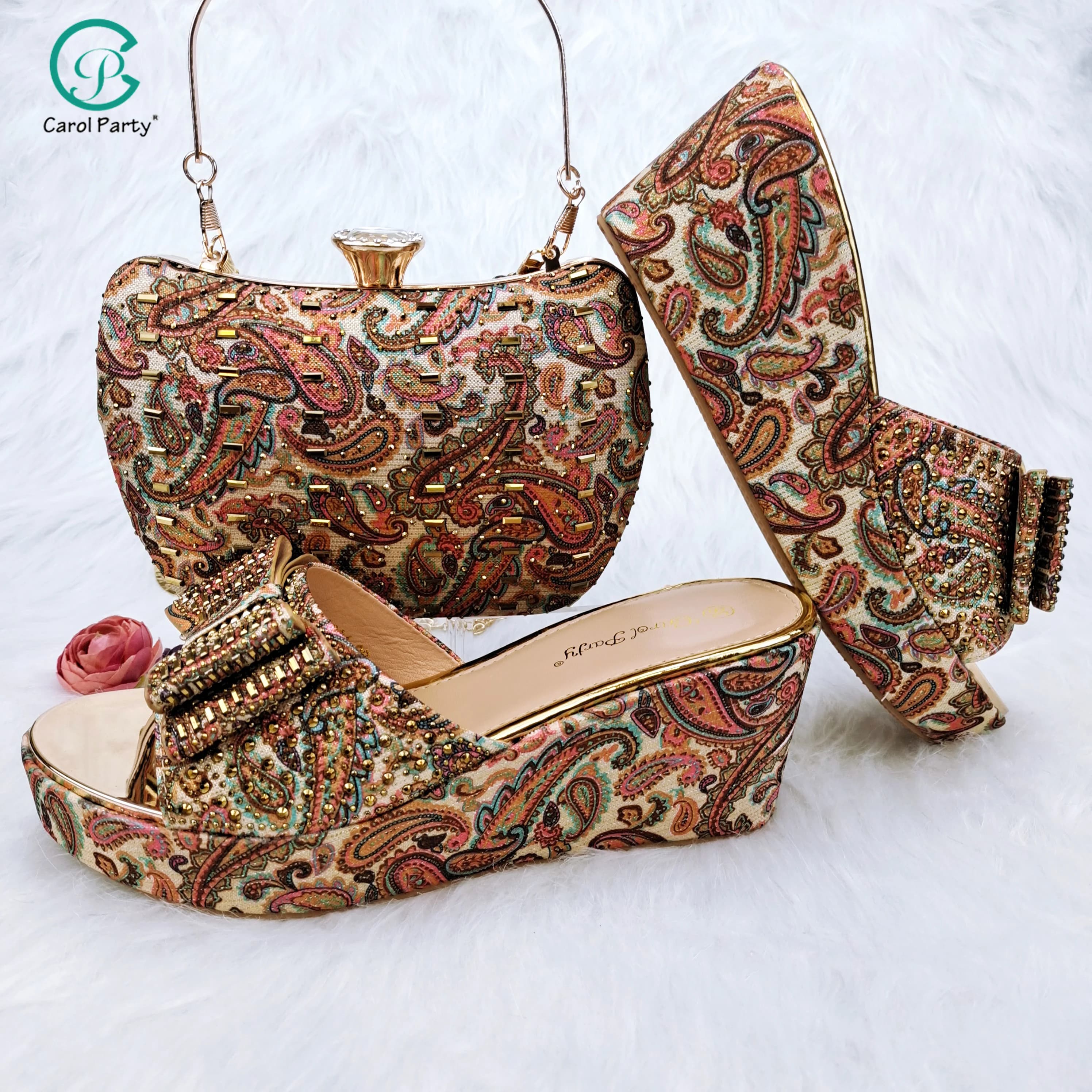 Scarpe e borse da donna Color oro con motivo Paisley di Design italiano abbinate alla moda del partito e alle comode scarpe con tacco