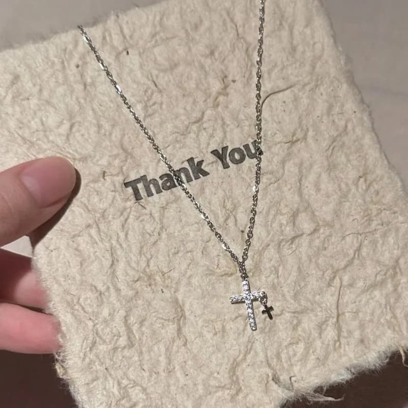 Collana con Croce in Zircone per Donne, Design Versatile di Alta Gamma, Catena in Acciaio al Titanio Resistente allo Sbiadimento