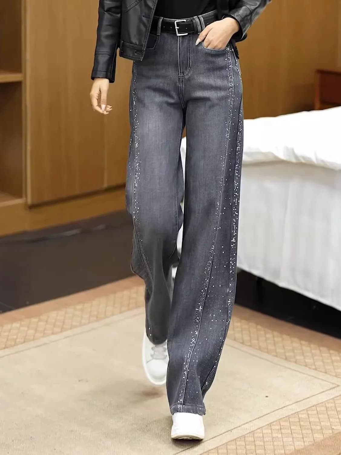 Jeans in denim grigio a vita alta drappeggiati da donna, design sensazionale per un pubblico restrittivo, nuovo stile 2026, pantaloni micro svasati effetto snellente