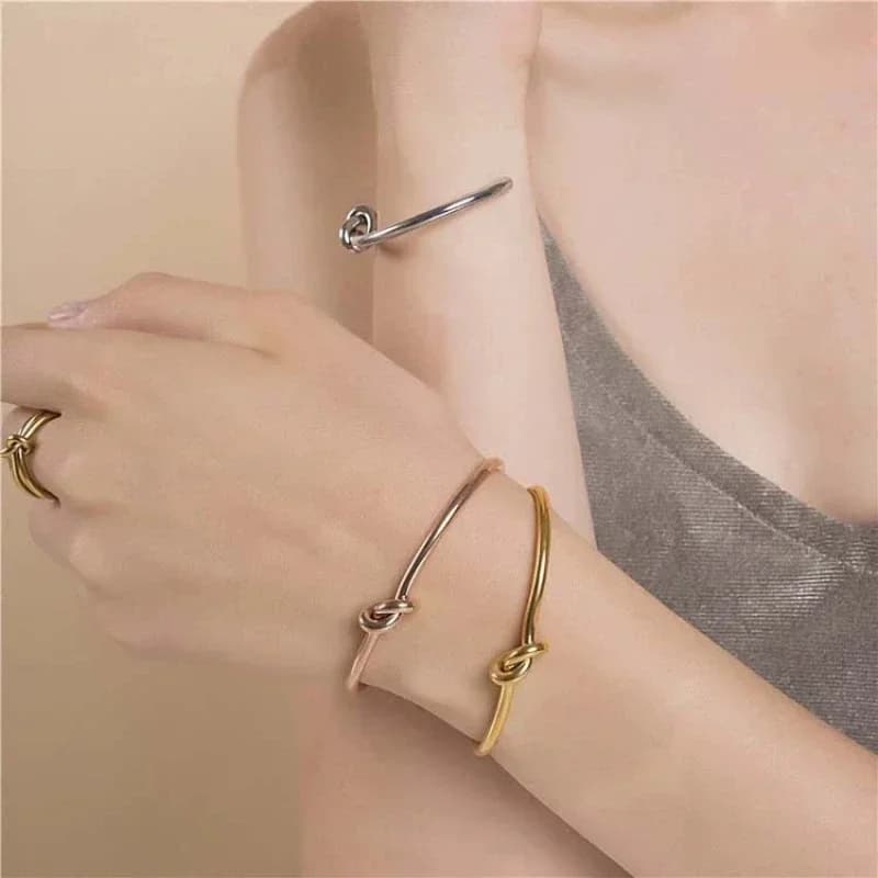 New Titanium Steel Bracelet 3MM Love Knotted Titanium Steel Bracelet Peach Heart Europe And America Open C Bracelet Minority