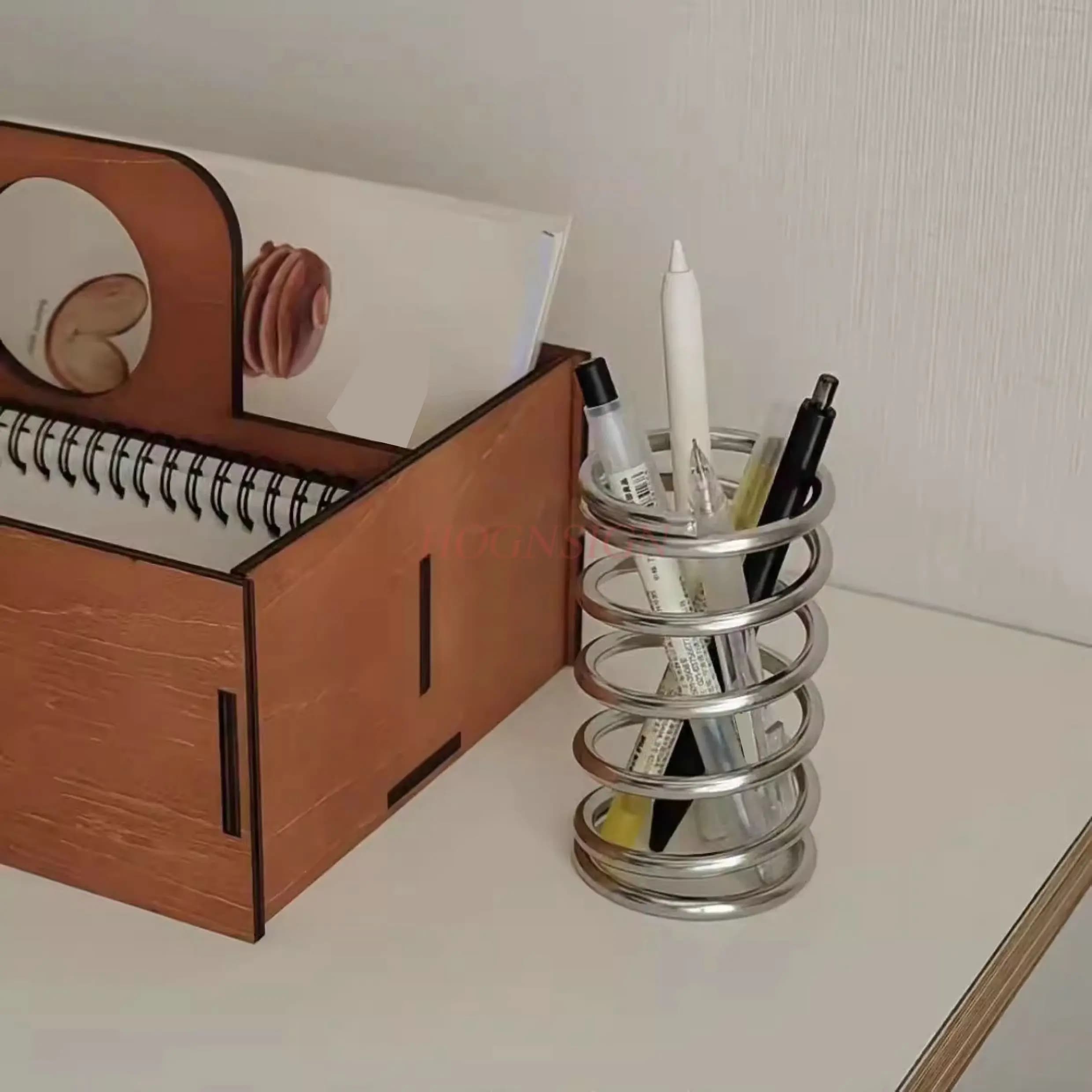 1 pz carino elastico in acciaio inossidabile spirale traspirante portaspazzolino da tavolo tubo di stoccaggio portapenne decorativo