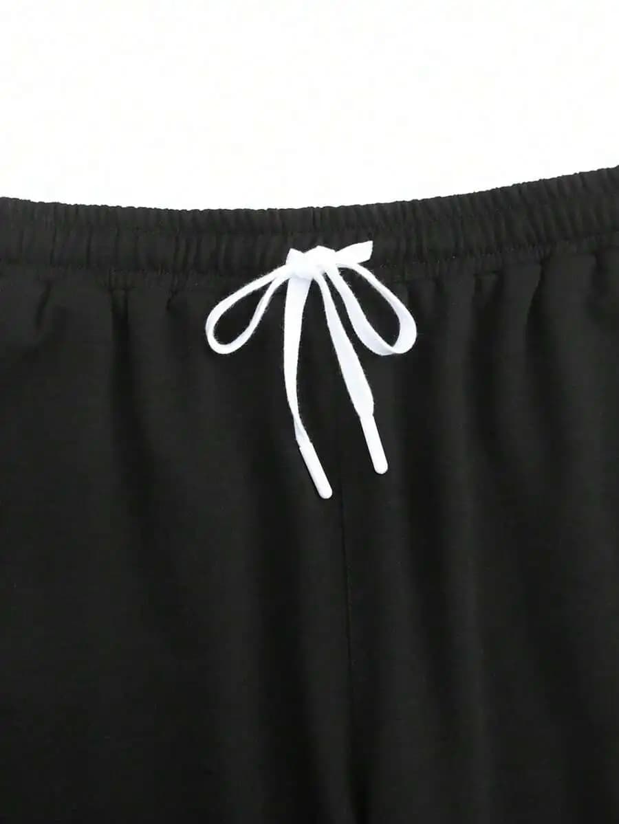 Set di pantaloncini casual da uomo con tasche e t-shirt con stampa basket, outfit estivo