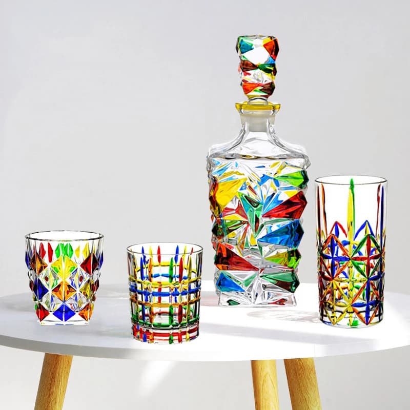 Calice da vino con piattino in legno, piatto di frutta di lusso, griglia intrecciata colorata, bicchiere quadrato, bicchieri da bar, bicchieri da whisky