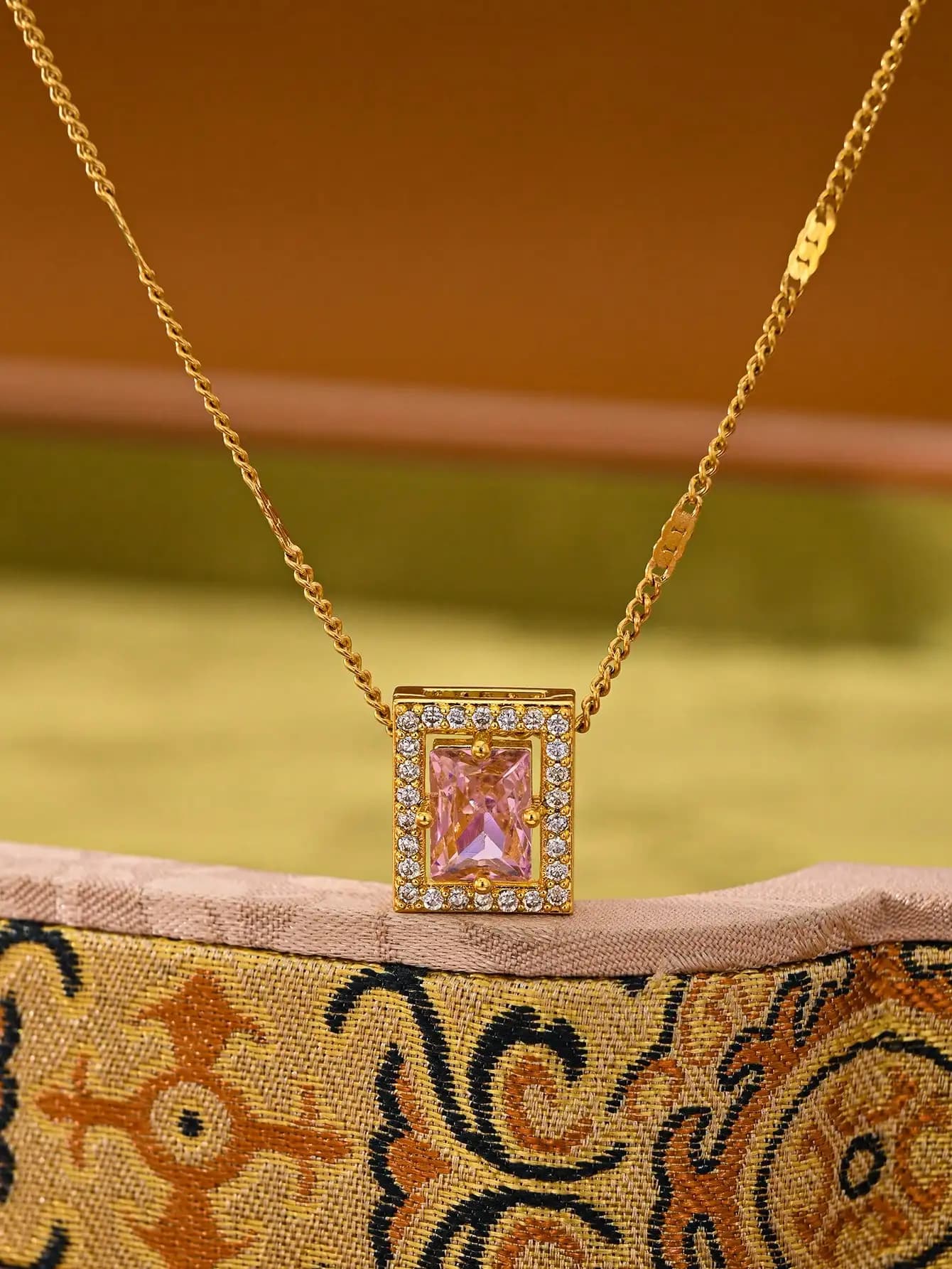 1 collana con ciondolo geometrico quadrato in stile europeo e americano con strass, collana in rame color oro 18 carati, design a cubetto di zucchero, catena regolabile per la clavicola, squisita e versatile, lusso leggero e alla moda, adatta per l'uso quotidiano da donna, perfetta come regalo di gioielleria per matrimoni e feste.