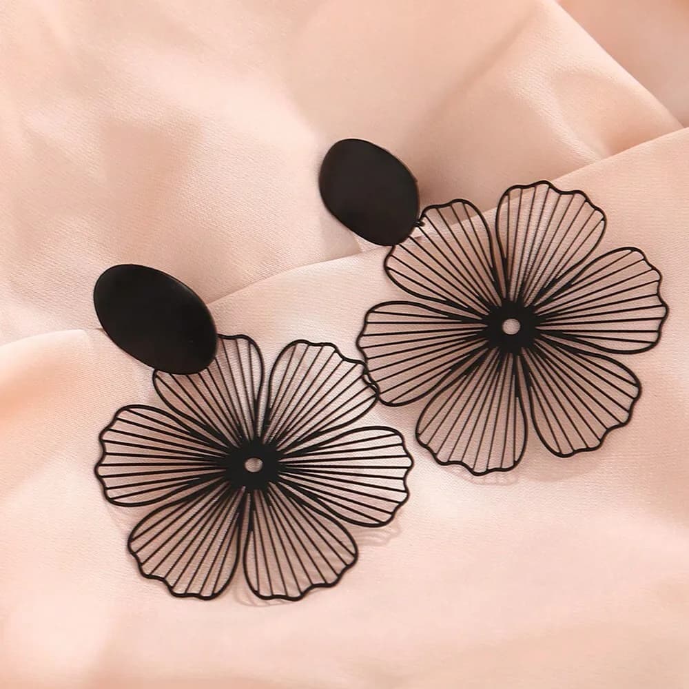 2 orecchini a clip neri con motivo floreale, pendenti di tendenza per donna, gioielli alla moda senza piercing
