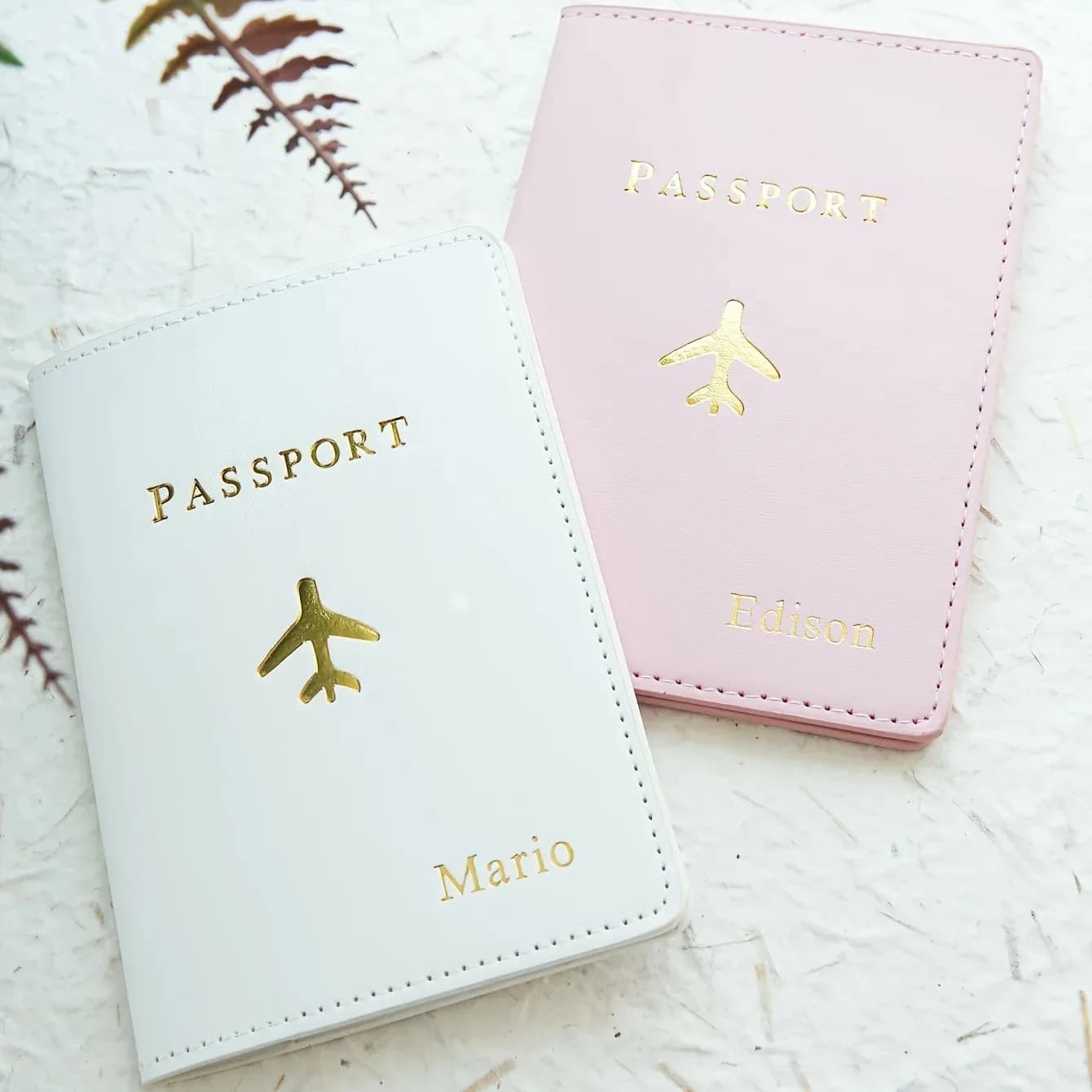 Custodia per passaporto con monogramma dorato personalizzata Porta documenti da viaggio con nome personalizzato Custodia per passaporto pieghevole leggera in ecopelle