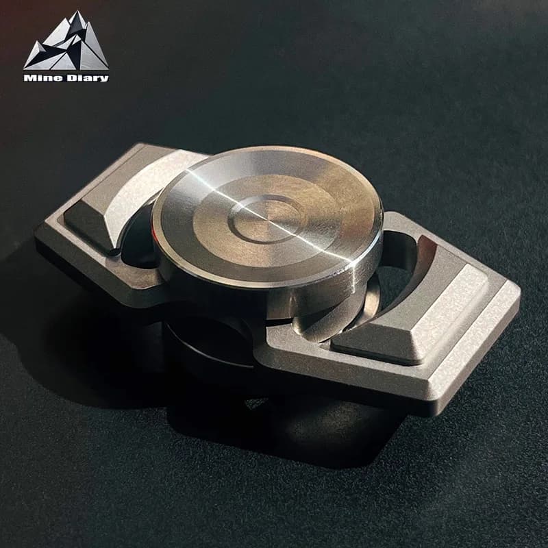 EDC Fidget Spinner in Lega di Titanio a Due Lame, Gadget Antistress per Adulti, Giocattolo in Metallo per Alleviare l'Ansia