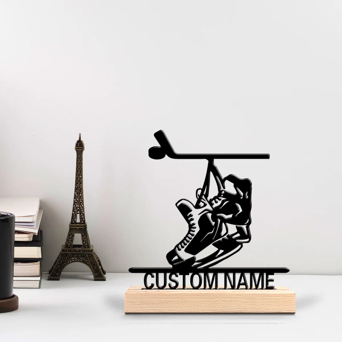 1 statuetta in metallo personalizzata ed elegante a forma di pattini da ghiaccio con base in legno e illuminazione, per ufficio, officina, stile moderno rustico, Steampunk.