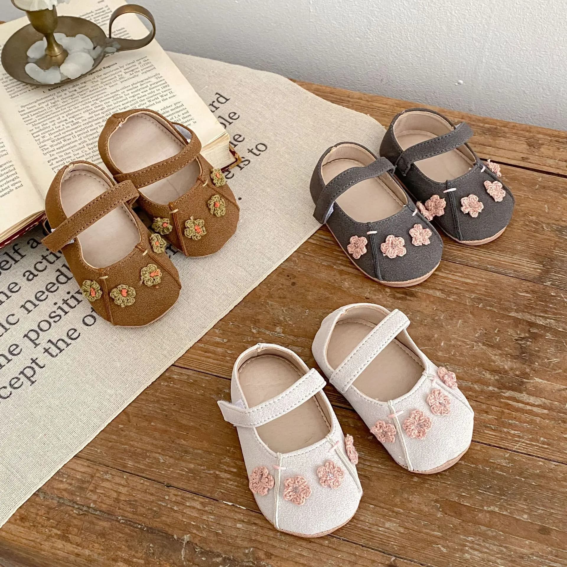 ​ ​ 2025 Primavera Estate Scarpe da bambina in pelle PU opaca cinturino in velcro floreale suola morbida primi camminatori 0-18 mesi ​