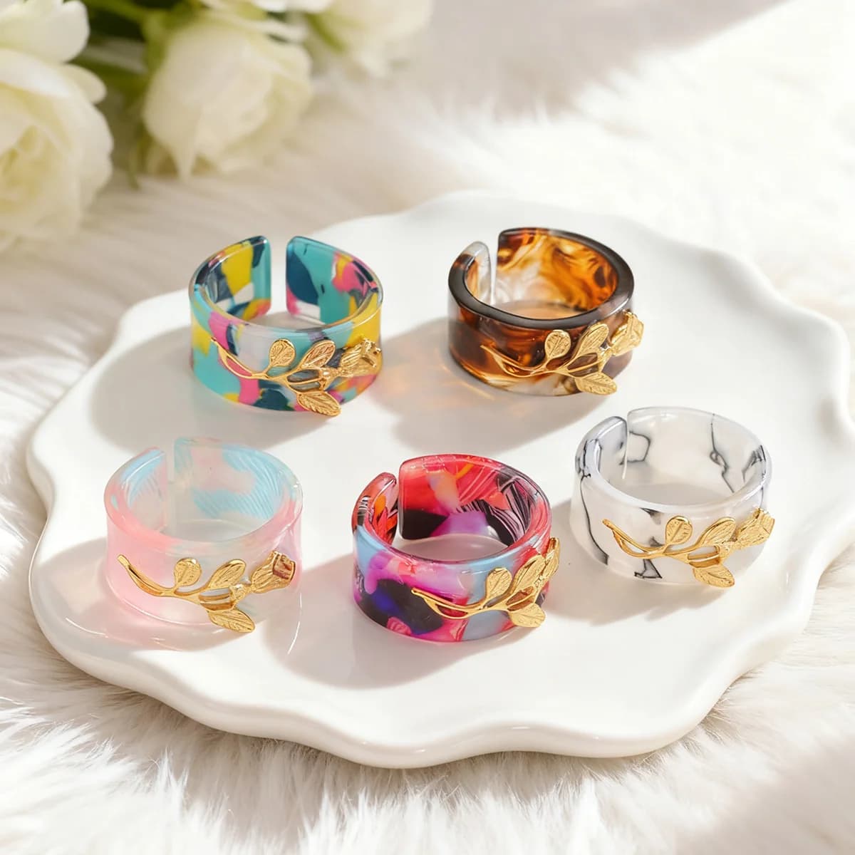Anello aperto in acrilico colorato diffuso romantico vintage per le donne Squisito ed elegante gioielli con dita rosa in acciaio inossidabile placcato oro