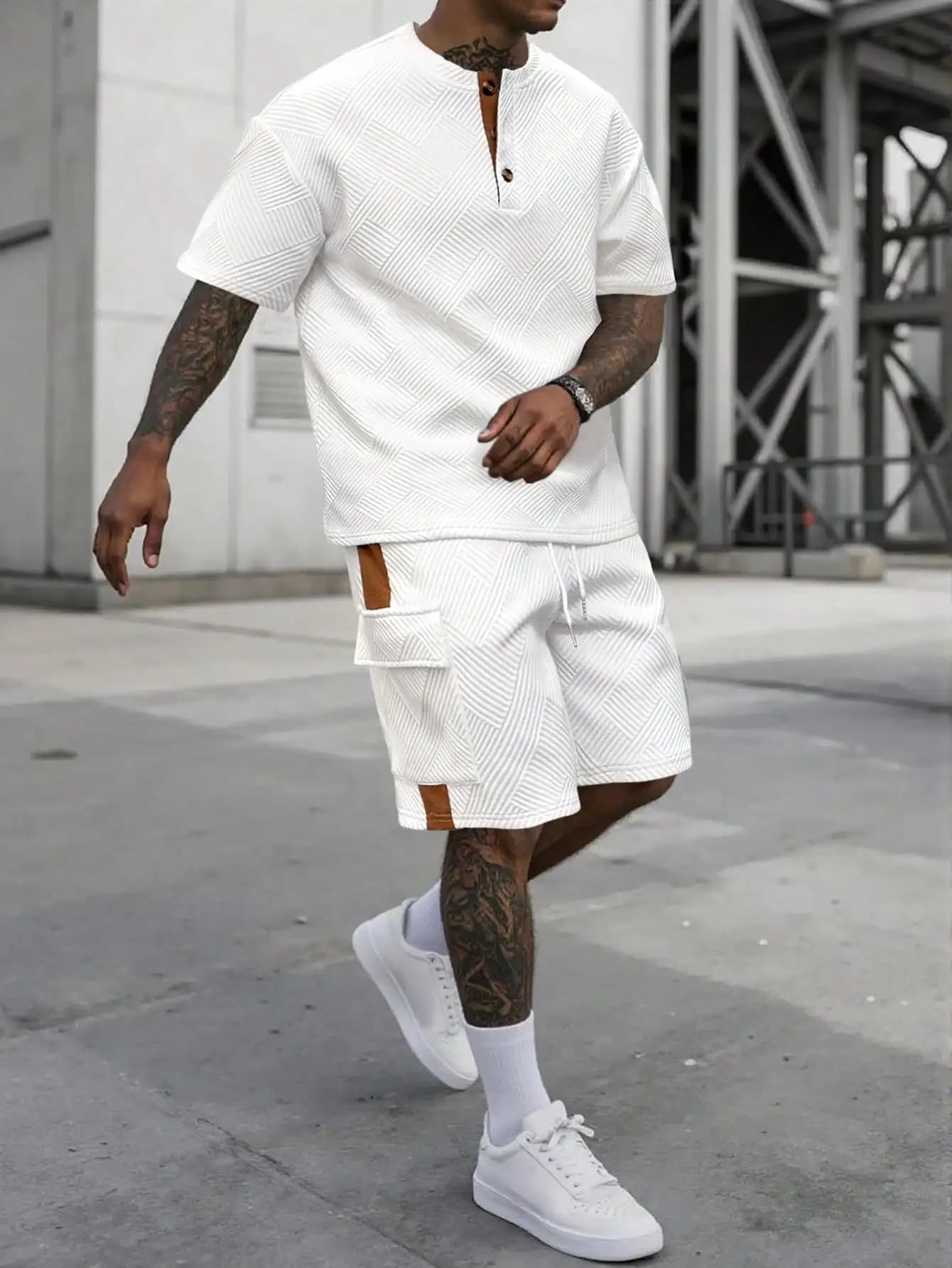 Set di t-shirt Henley a maniche corte testurizzata da uomo e pantaloncini cargo bianchi