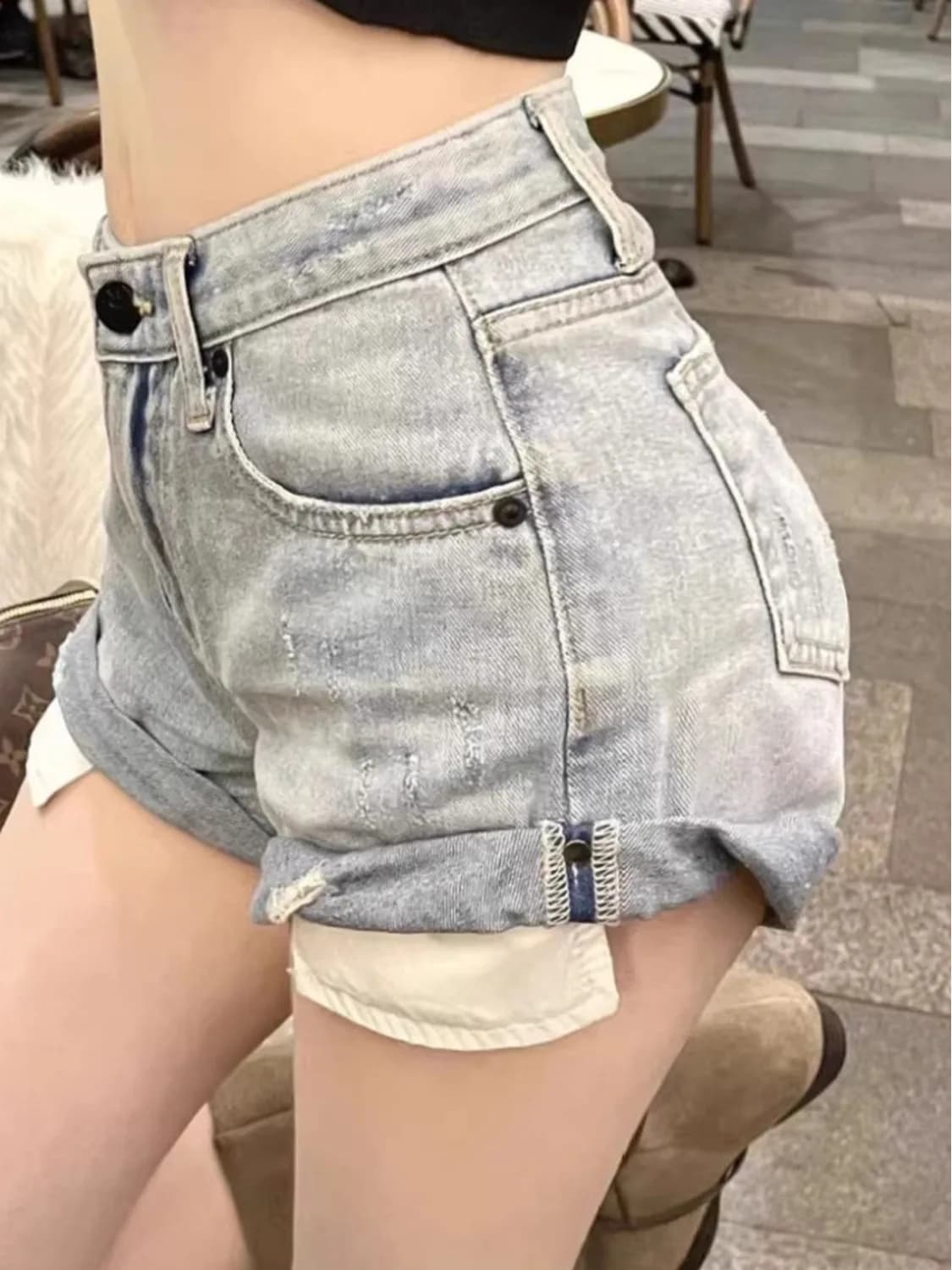 Shorts in denim da donna Y2K a vita alta, lavaggio chiaro, orlo arrotolato, effetto distressed, hot pants estivi streetwear con tasche
