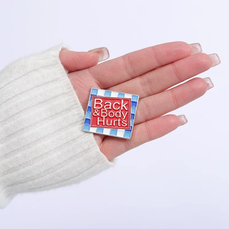 Creativo geometrico quadrato lettera inglese spilla in metallo personalizzato per il corpo posteriore lancia spilla rettangolare accessori per borse per abbigliamento
