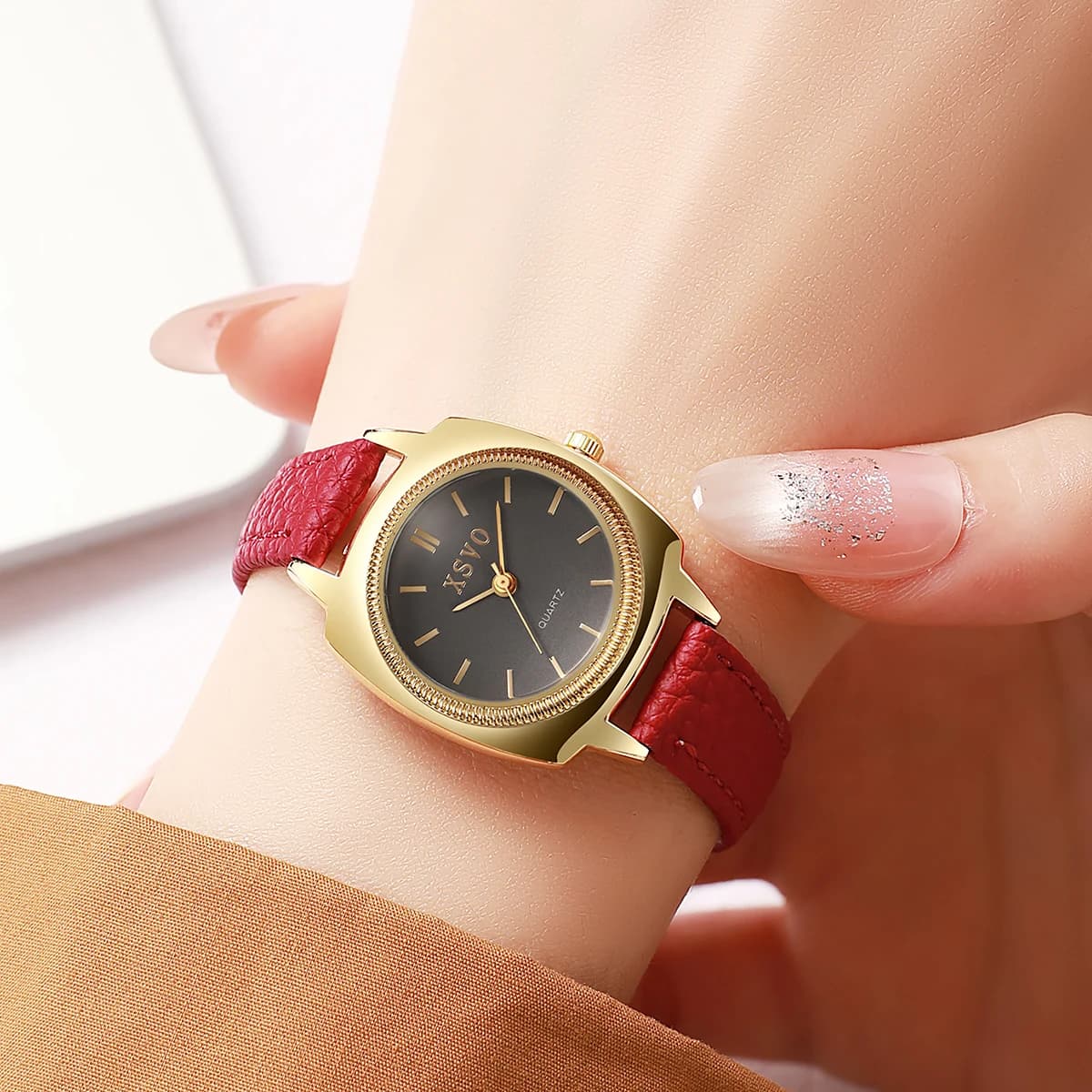 Women's quartz watch with leather strap with light and elegant luxury round dial, suitable for everyday use, Christmas gift