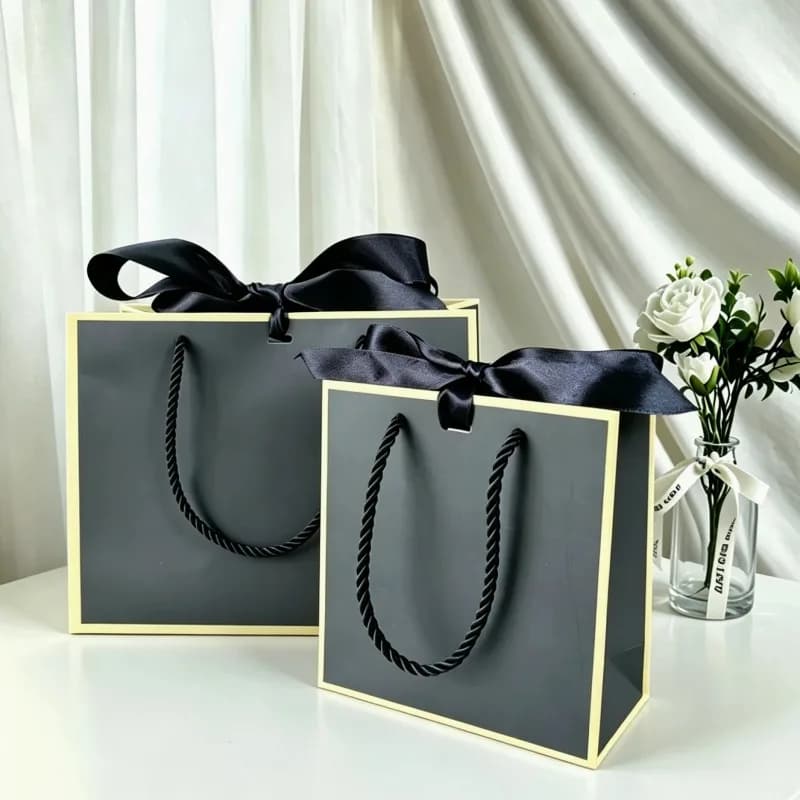 sacchetto regalo in carta kraft bianca nera per gioiello scatola regalo in oro per pigiami vestiti libri imballaggio sacchetti con manico in oro per l'imballaggio
