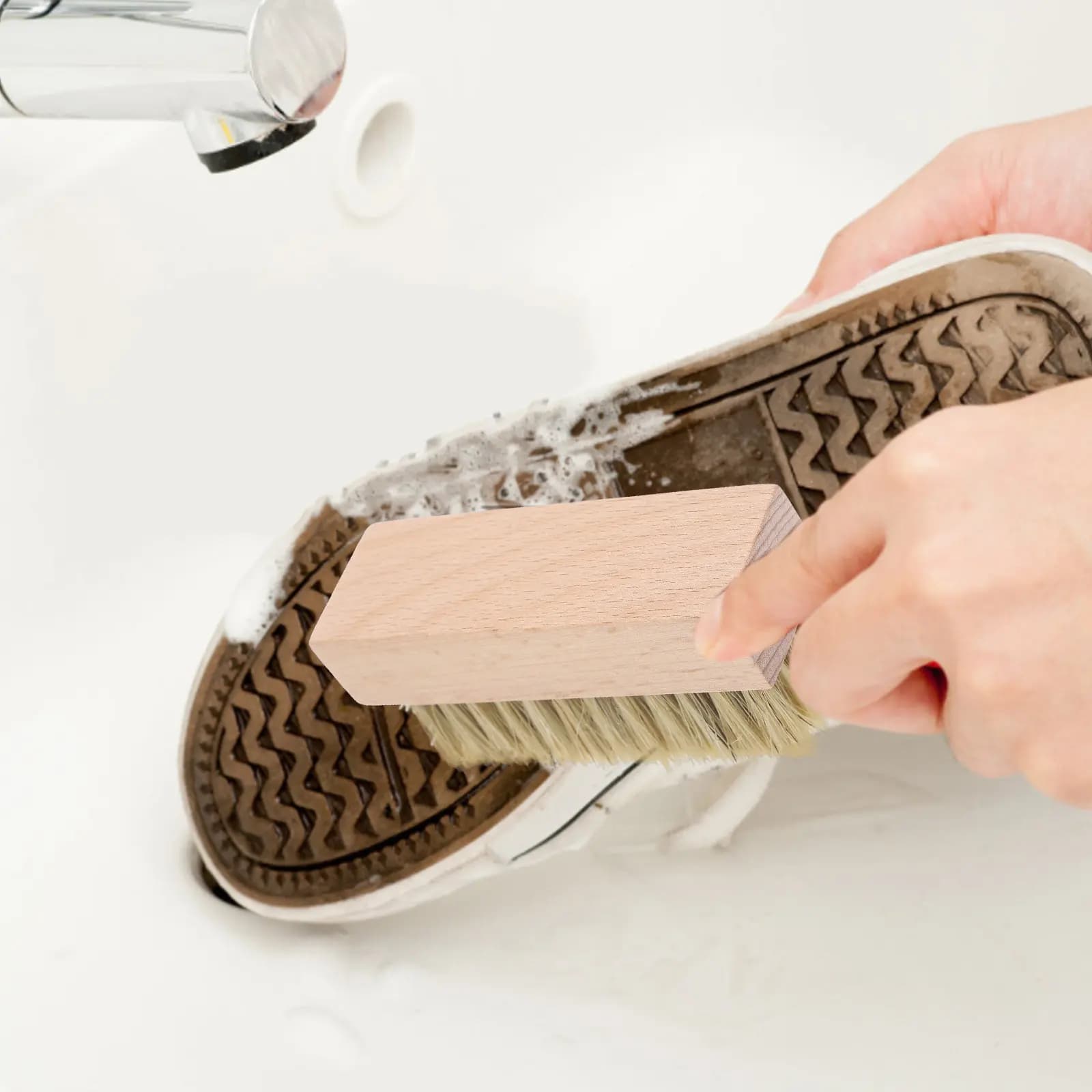 Spazzola per la Pulizia delle Scarpe in Legno e Plastica Premium con Impugnatura Ergonomica, Efficace Rimozione dello Sporco, per Uso Domestico e in Viaggio