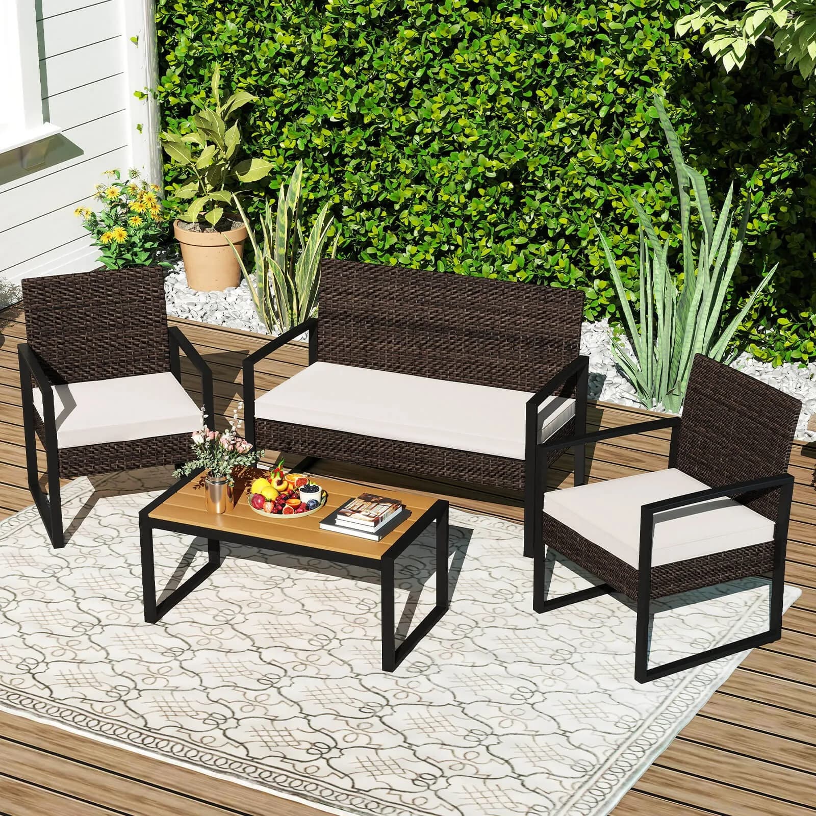 Set di mobili da giardino in 4 pezzi con sedie imbottite e tavolino in legno e plastica