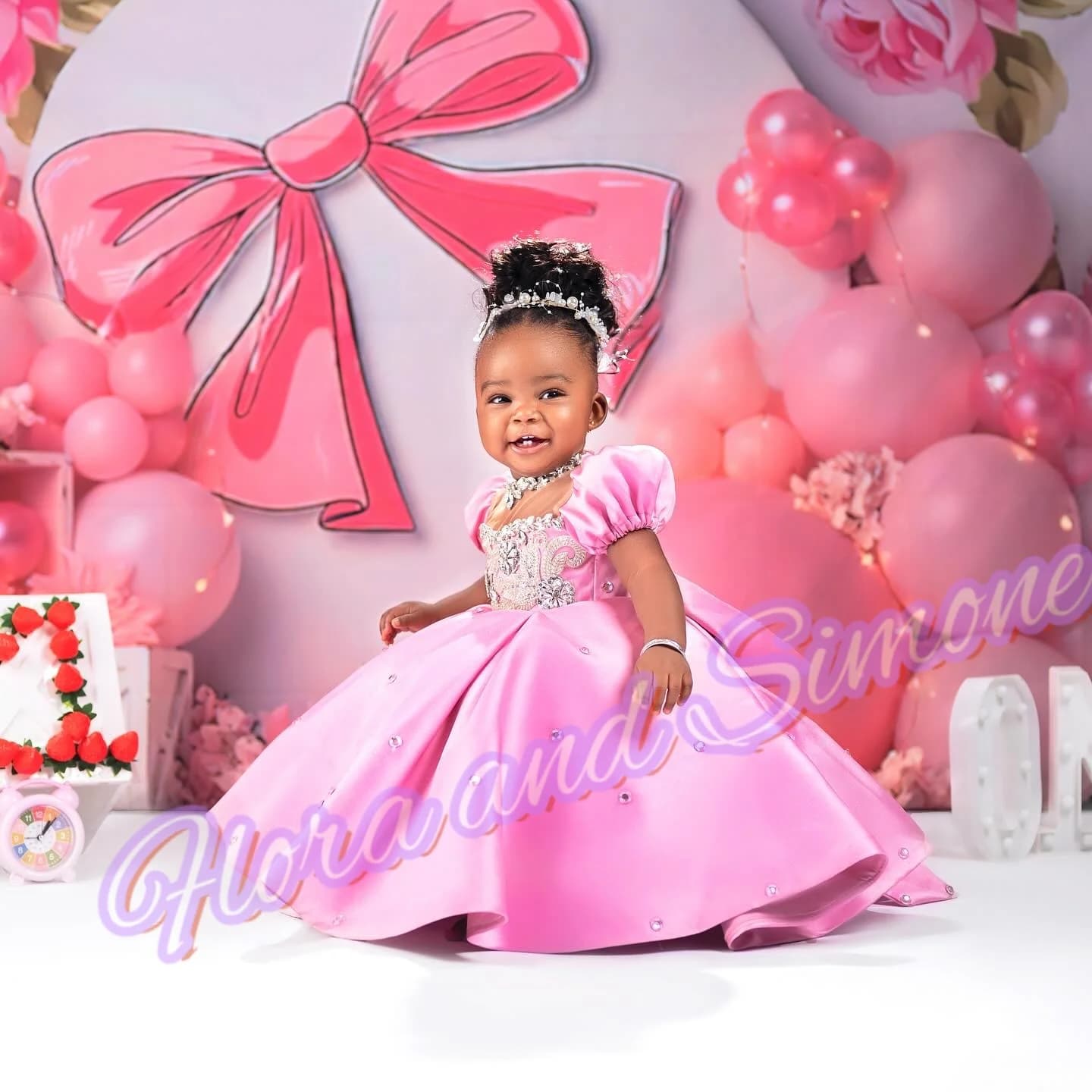 Splendidi abiti da ragazza di fiori blu royal per matrimonio Abito da compleanno per bambini in raso impreziosito con applicazioni di perle bianche personalizzato