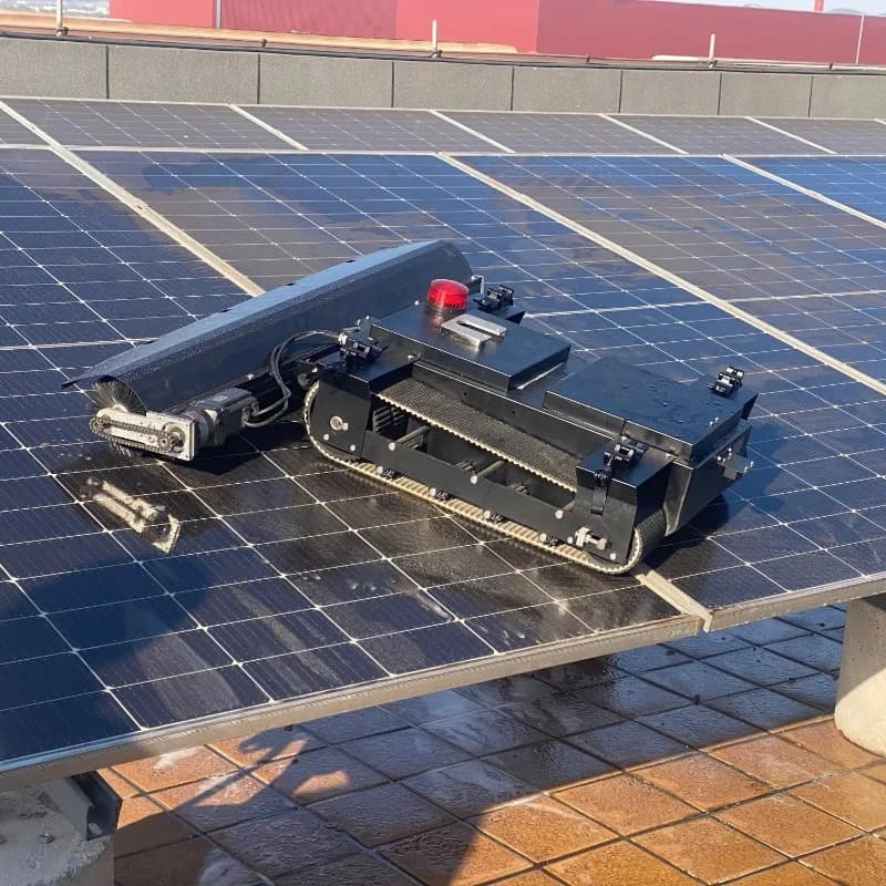 Robot per la pulizia dei pannelli solari completamente automatico Attrezzatura per spazzole per la pulizia solare con telecomando Robot per la pulizia fotovoltaica
