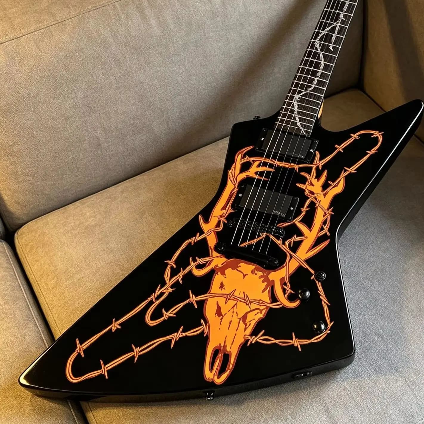 Chitarra Elettrica Personalizzata DEER BODY Nera in Legno Massello con Intarsi Personalizzati, Spedizione Gratuita, Regalo a Tema Chitarra Elettrica