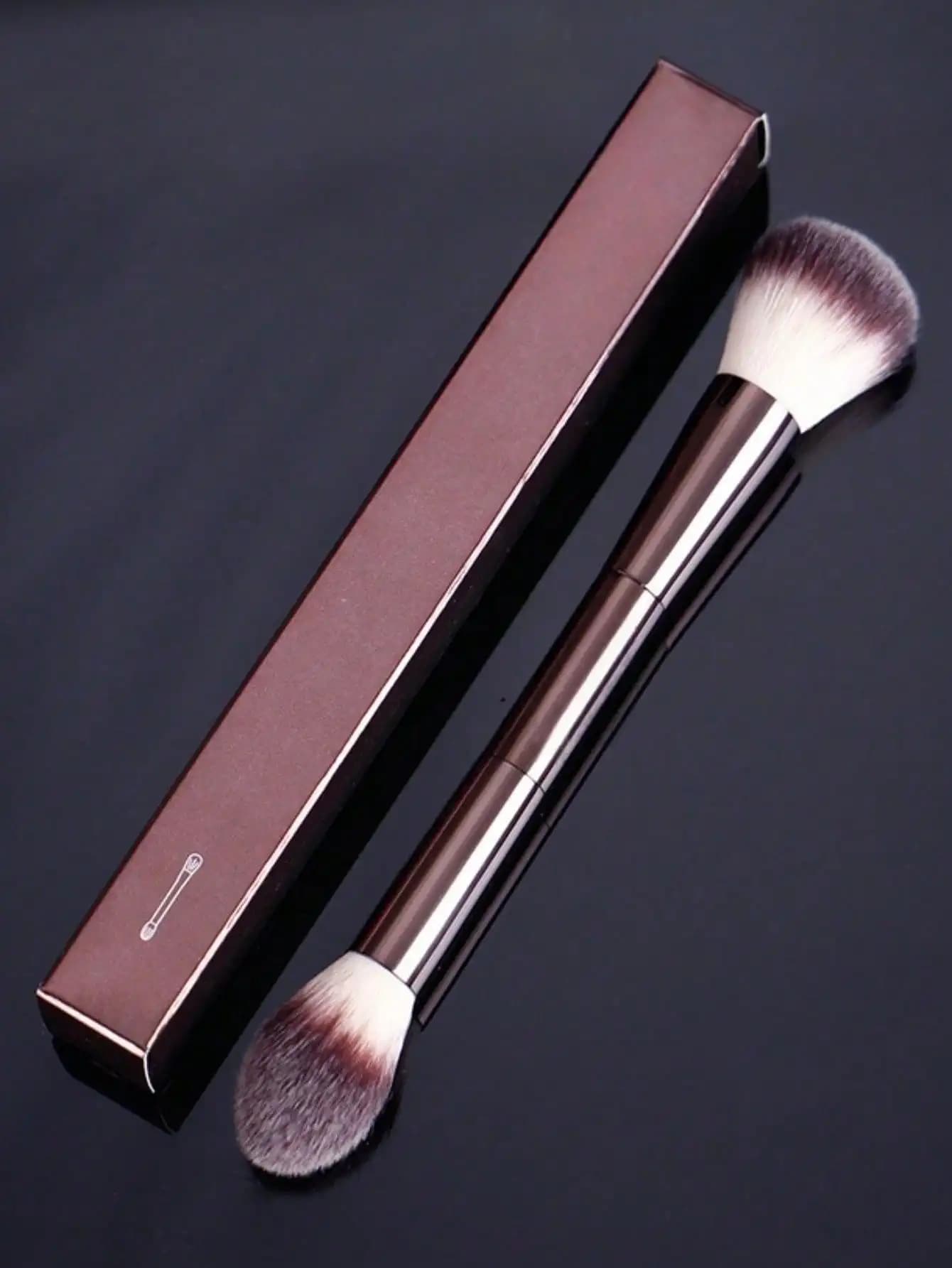 1 pennello correttore a mezzaluna di medie dimensioni, pennello per trucco con manico lungo, pennello angolato per fondotinta, per correttura, contouring, blush, pennello per trucco di precisione, manico in metallo senza giunture, pennello correttore ovale, fibra di poliestere morbida, anallergico, copertura senza giunture, adatto per tutti.