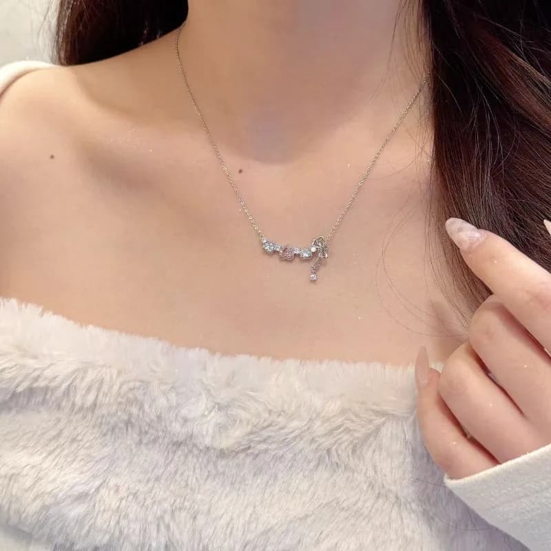 Collana con Fiocco di Lusso Leggero, Design di Nicchia con Zirconi, Catena per Clavicola, Design Raffinato, Versatile e alla Moda