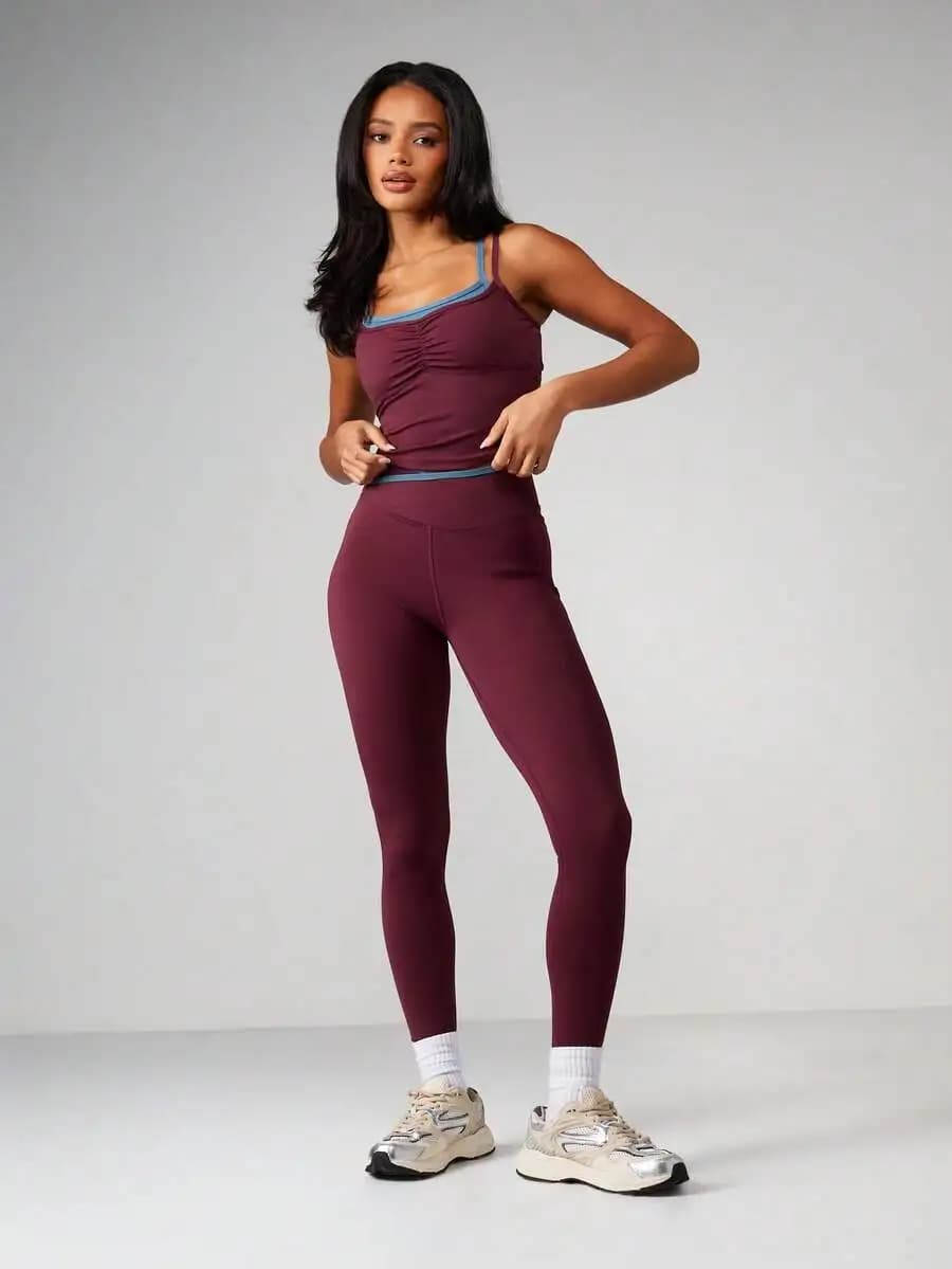 Top corto bordeaux arricciato e leggings a vita alta con finiture blu, set sportivo