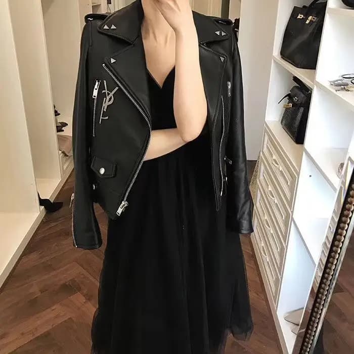 Giacca Biker Corta da Donna Slim Fit in Pelle di Pecora Primavera 2026 Stile Street con Chiusura a Cerniera, Capo Spalla alla Moda