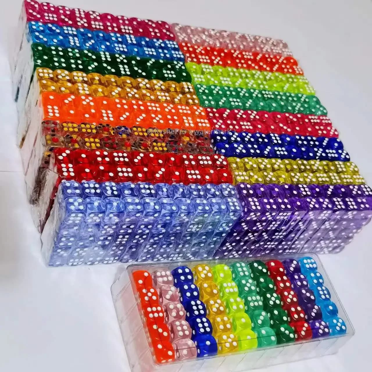 100 Pezzi Dadi Colorati 14mm 6 Facce con Materiale Acrilico Set di Dadi da Gioco Standard per Giochi da Tavolo Feste Aula Dadi Matematici