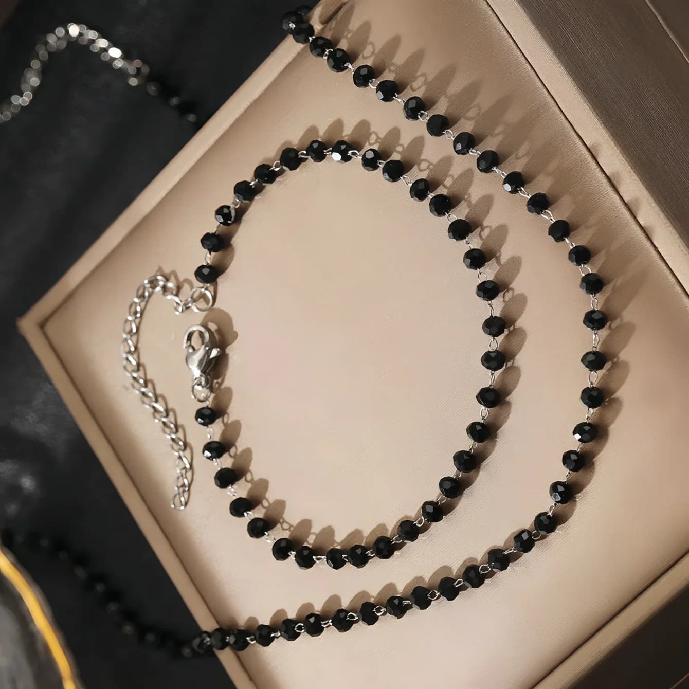 Set di gioielli, collana, bracciale con semplice design atmosferico di perle finte nere per le donne, festa squisita
