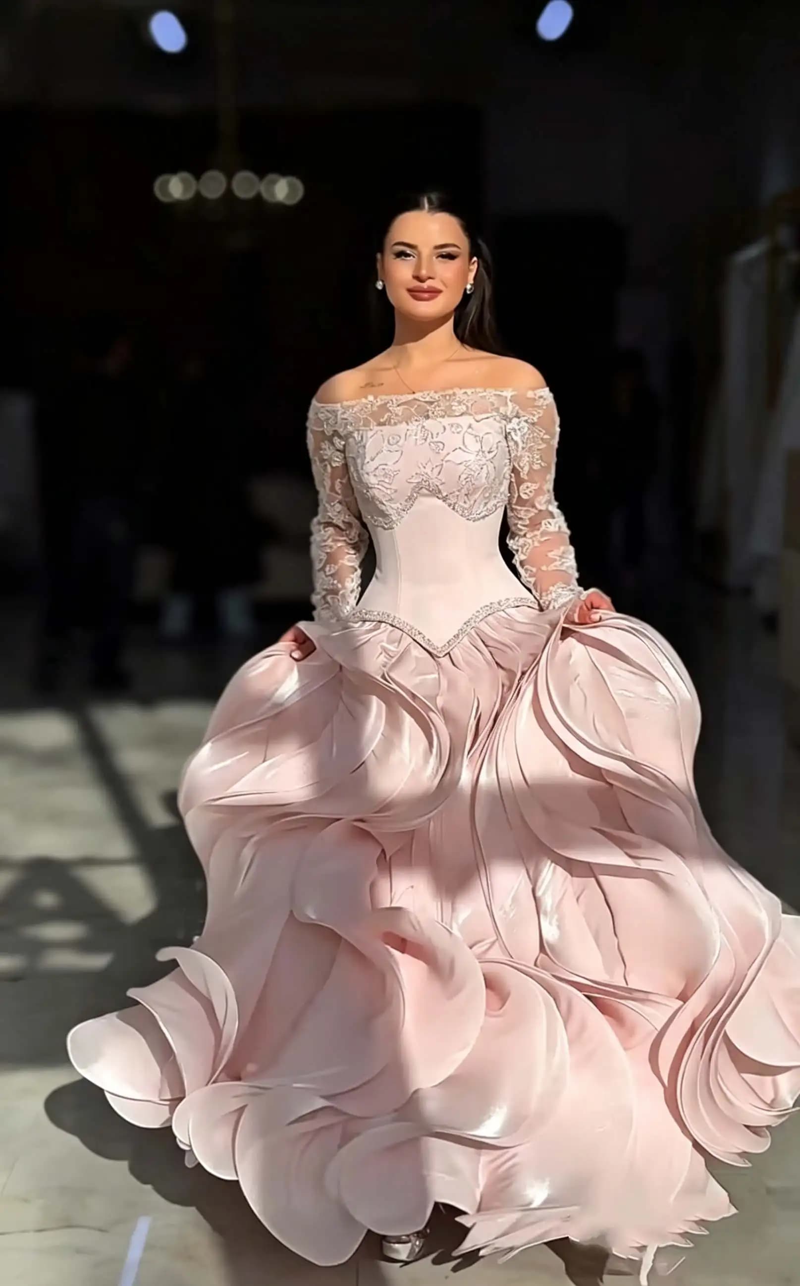 Aunber Eleganti Abiti da Sera Rosa con Applicazioni in Pizzo per Donne, Vestiti da Festa con Spalle Scoperte e Orlo a Strati, Linea A, Personalizzabili