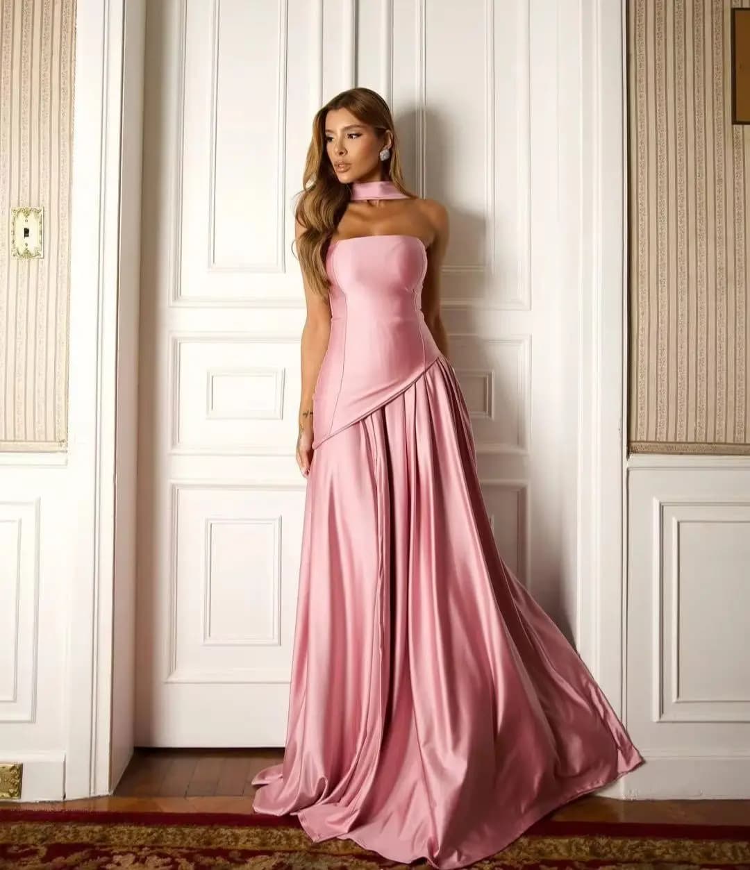 Abito da sera lungo in raso rosa cipria senza spalline con sciarpa e spacco alto, perfetto per feste ed eventi formali da donna