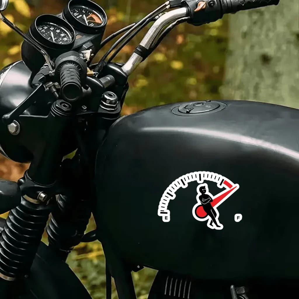 Adesivo divertente per indicatore carburante, 1 pz, con stickman appoggiato sul serbatoio a pieno, decalcomania in vinile impermeabile per auto, camion e laptop
