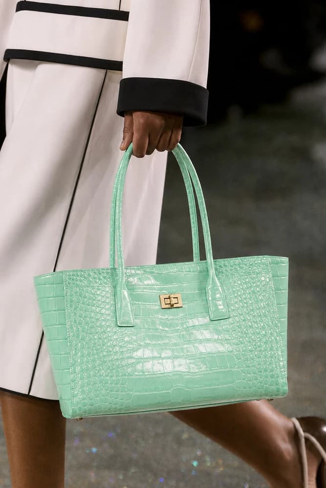 SHELKSBAG Glossy Crocodile Embossed Tote Bag Gold Twist‑Lock Large Capacity Shoulder Handbag For Women Office Commute Work