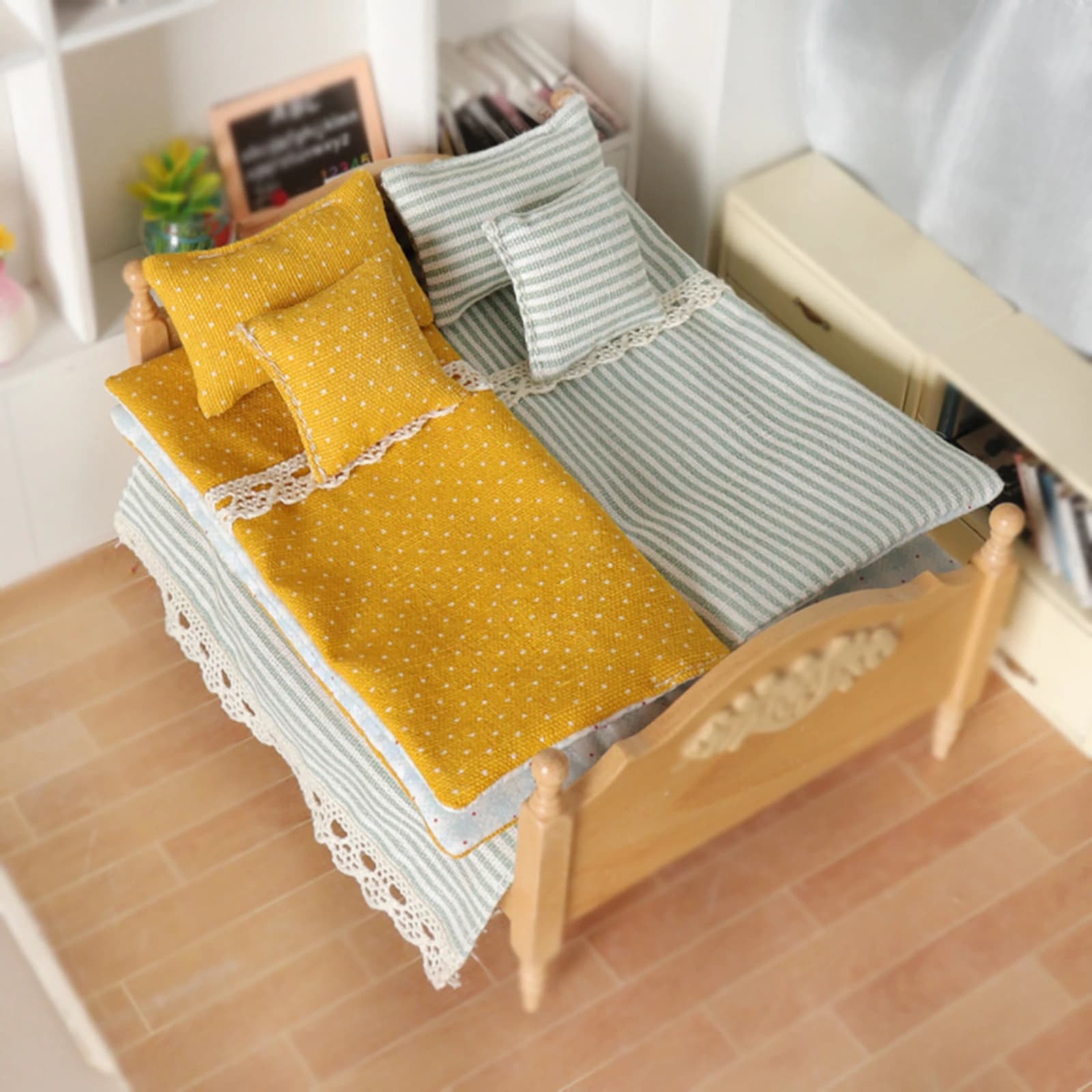 6 Pieces Dollhouse Bedding Set Lace Trim Miniature Bedding Set Dollhouse Bedroom Kit with Throw Pillows Decorative Artisanal