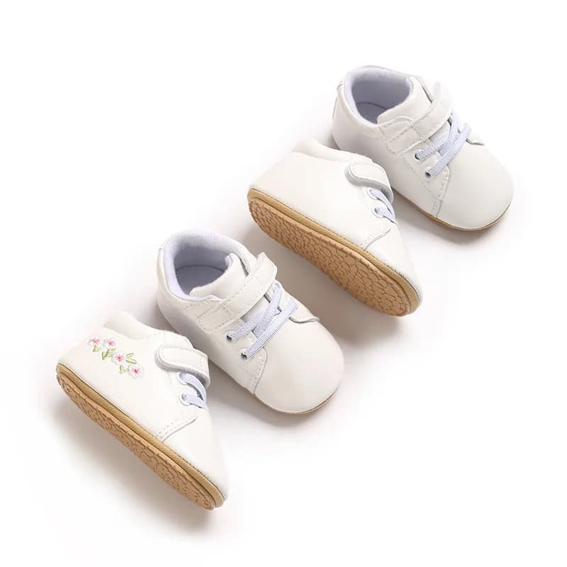 Scarpe per neonati 0-1 anni 2026, stile casual minimalista, bianche o con ricamo floreale, scarpe da passeggio per bambini con chiusura a strappo