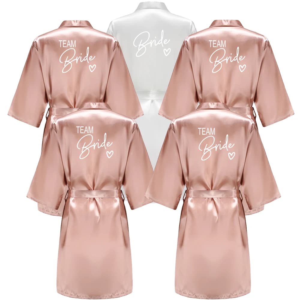 Accappatoio Kimono in Raso per Damigelle d'Onore con Scritta Bianca - Collezione Team Bride YE8171