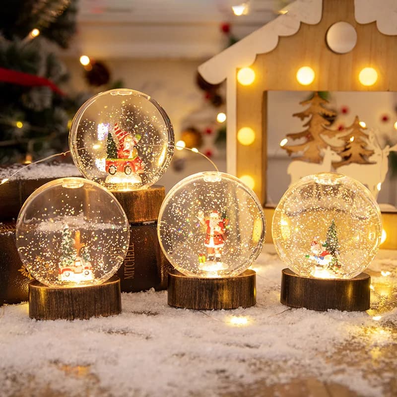Decorazioni natalizie: palline di cristallo illuminate, luci notturne, luci antivento e regali di Natale creativi