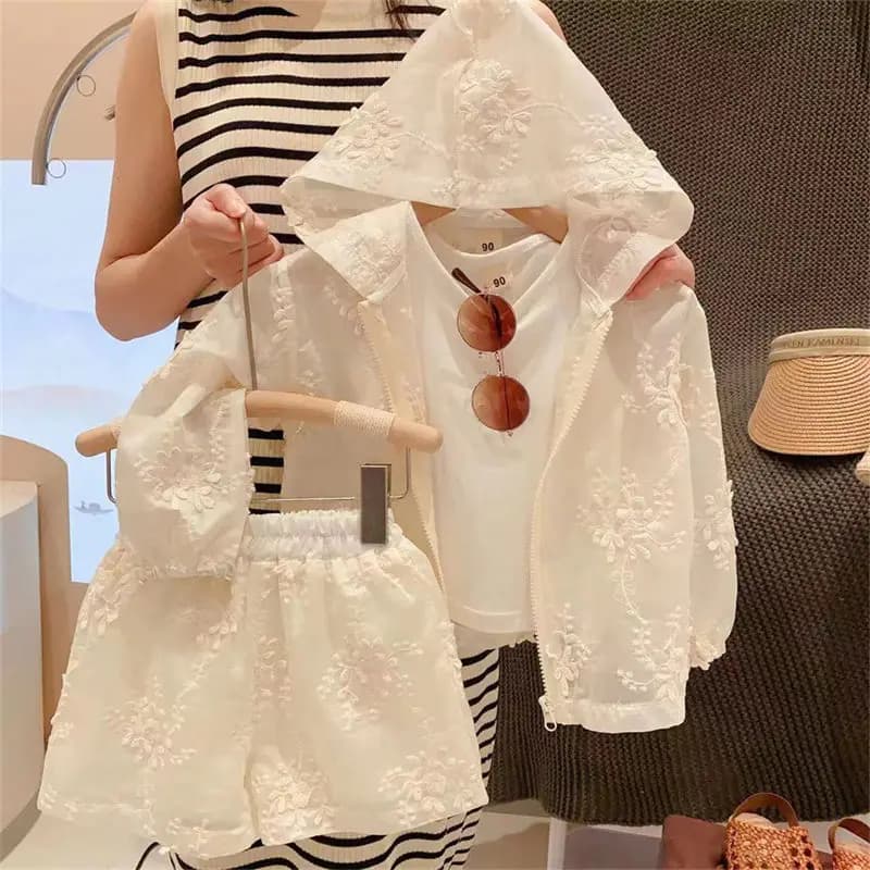 Versione coreana Ragazze Ricamo in pizzo Cappotto con protezione solare con cappuccio Pantaloncini Gilet Set di tre pezzi Set di moda estiva Vestiti per bambini