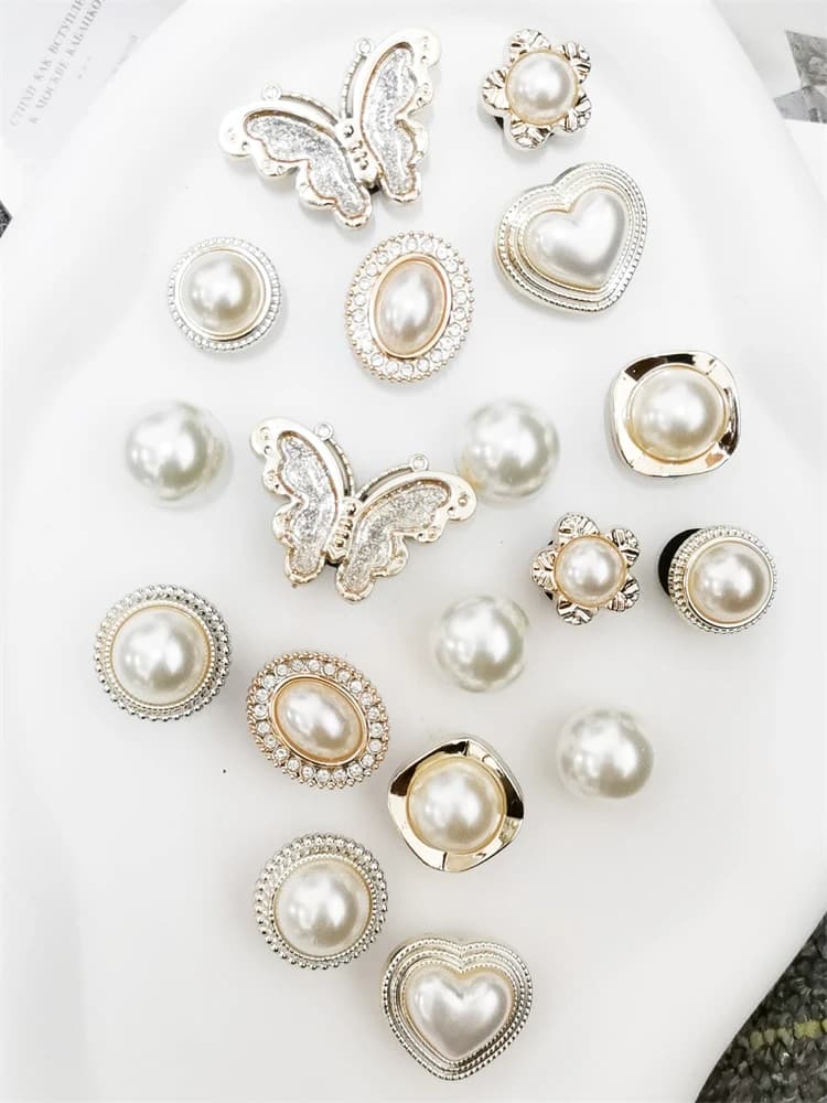18 Pezzi Decorazioni per Scarpe con Perline Imitazione, Fibbie a Farfalla in ABS, Accessori di Lusso con Strass per Sandali da Donna
