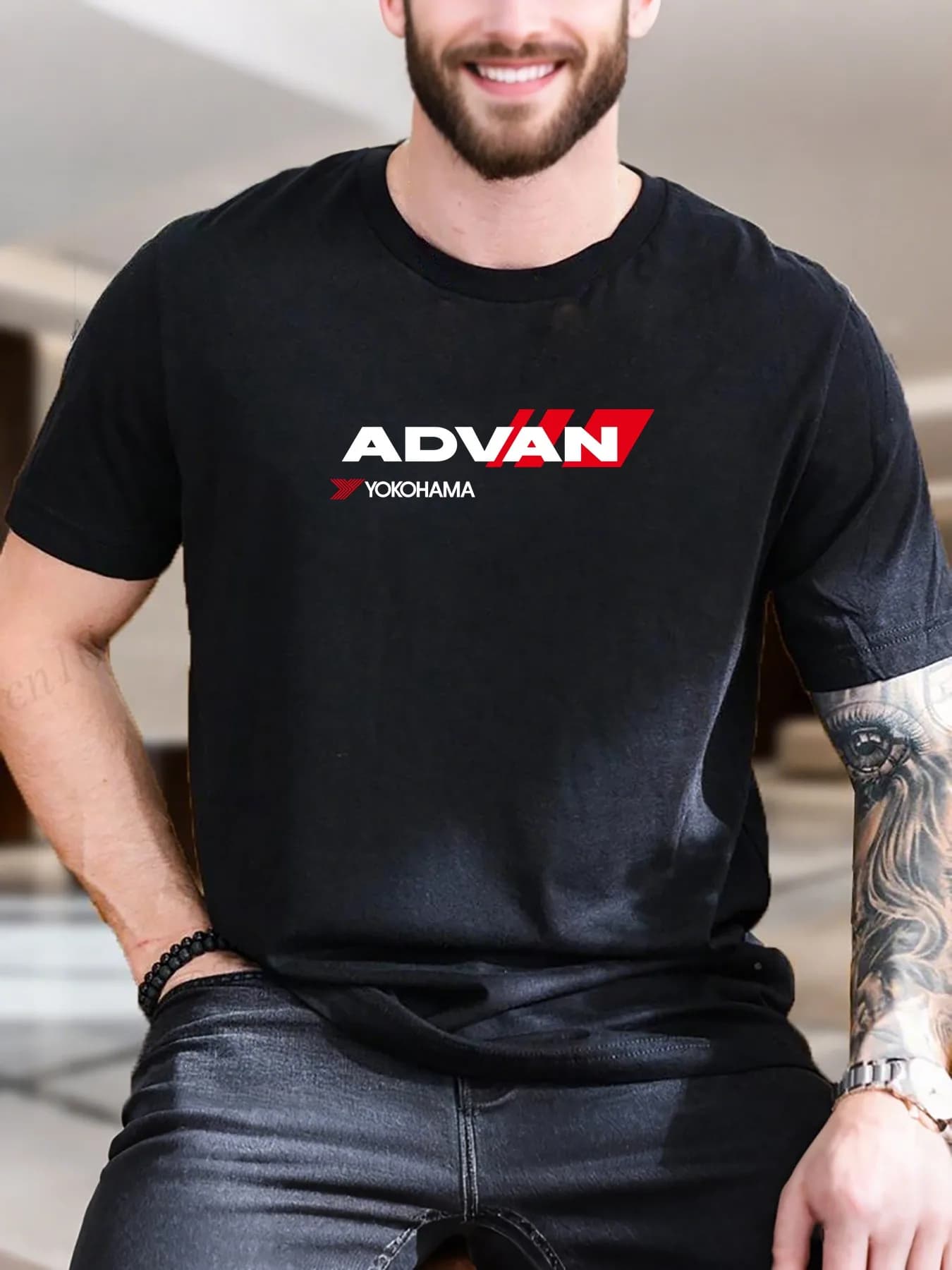 T-shirt con stampa grafica da uomo - Elegante logo con freccia rossa e bianca, maglietta casual morbida in cotone 100%, essenziale estivo alla moda, confortevole