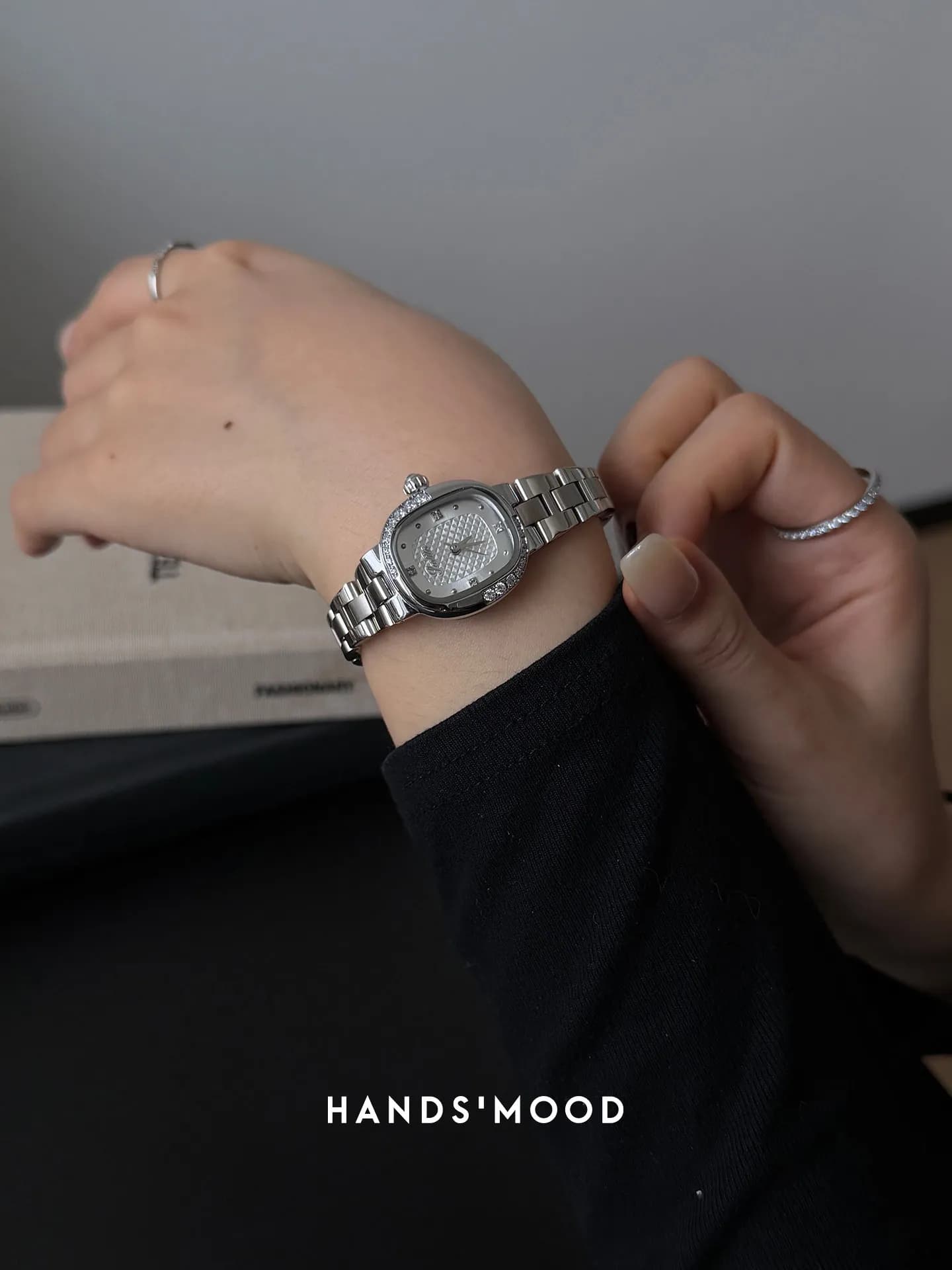 New Silver Luxury Watch with Sophisticated Oval Dial, a Elegant and Versatile Women's Casual Watch.