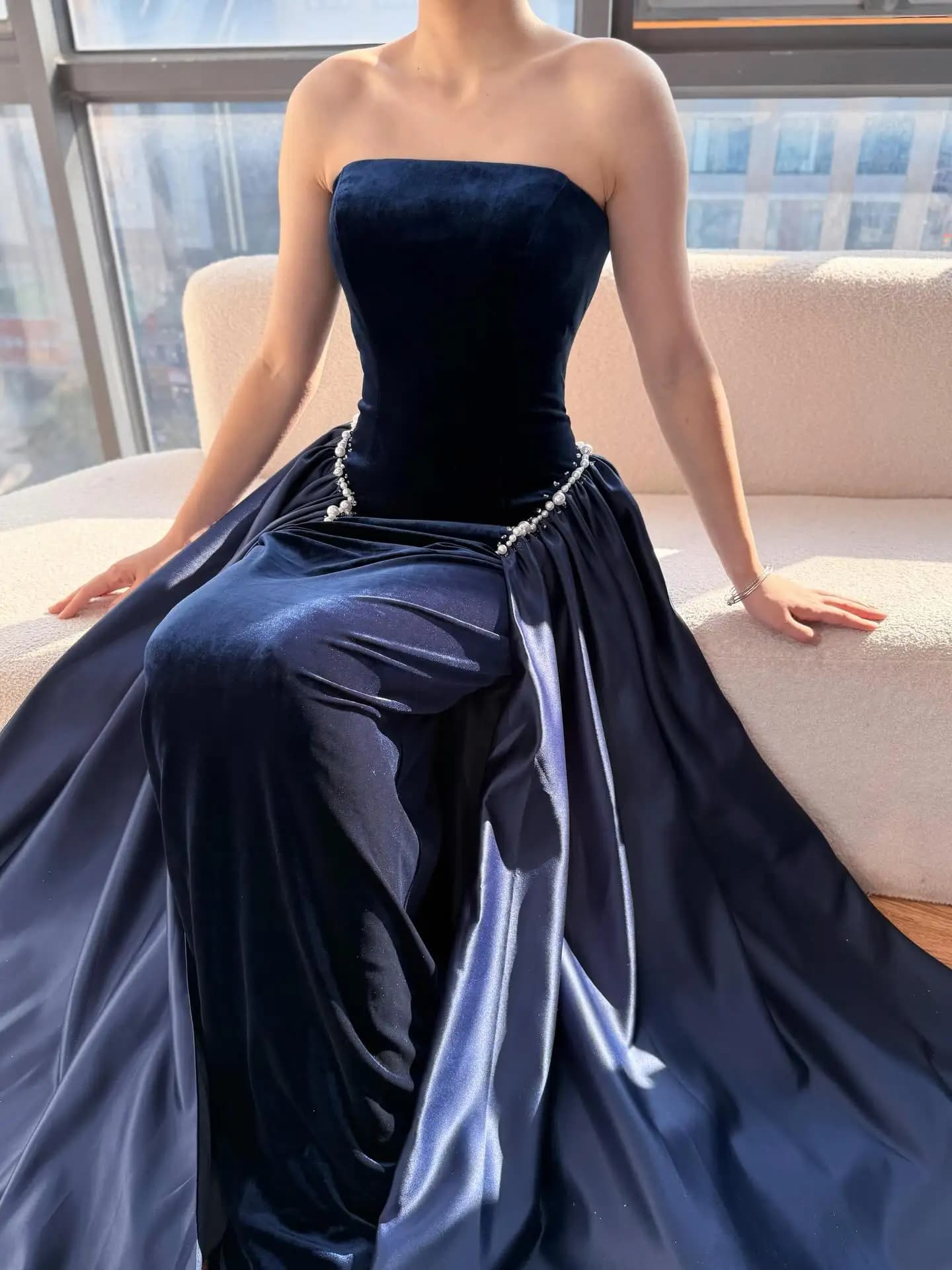 Abiti da sera lunghi in velluto eleganti personalizzati senza spalline con perline di cristallo e drappeggi, perfetti per occasioni formali e balli di fine anno