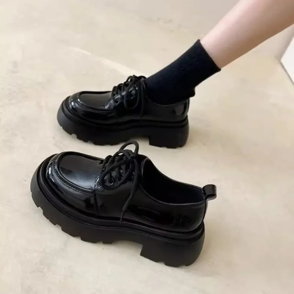 Scarpa piccola in pelle con suola spessa da donna nuova primavera versatile scarpe singole nere mocassini in pan di spagna scarpe per pompe con plateau da donna