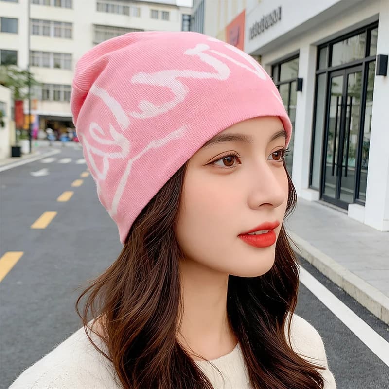 Knitted hats with handwritten graffiti letters in Y2K style for men and women, with the same cool look and street style.