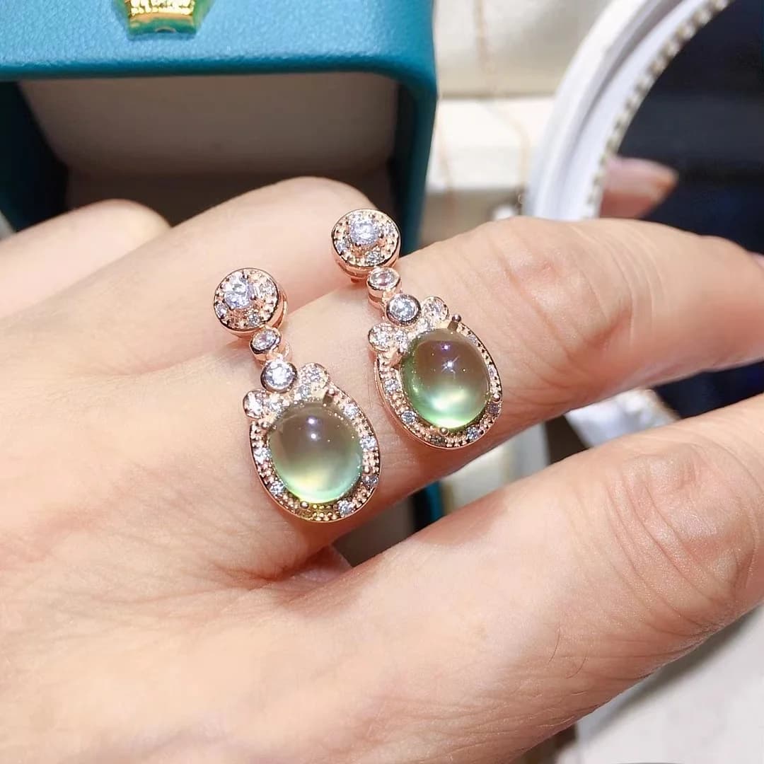 Totale 2ct 6mm * 8mm Orecchini pendenti in prehnite naturale Eleganti orecchini in argento 925 prehnite Placcatura in oro 18 carati Gioielli in prehnite naturale
