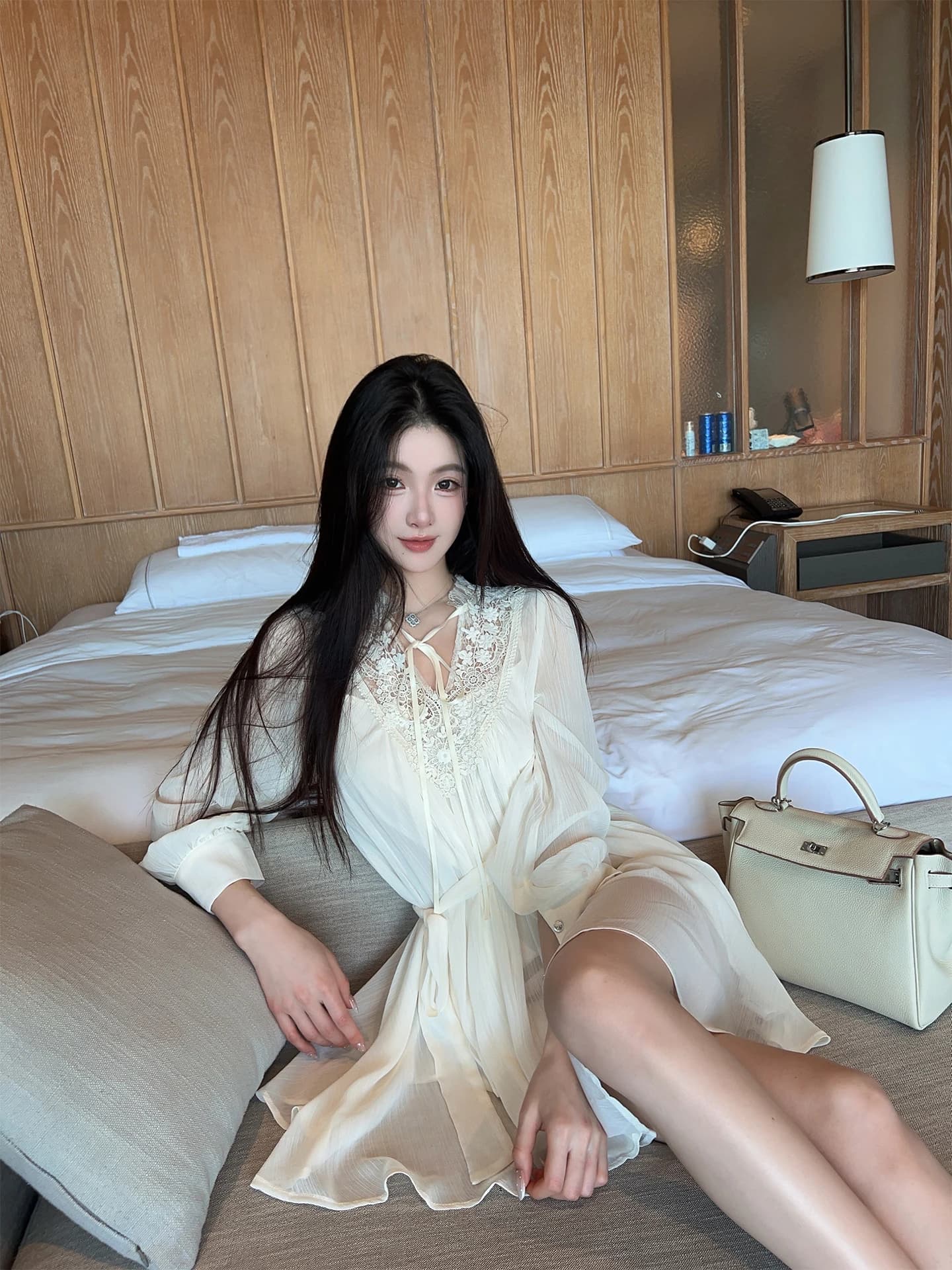 Elegante Abito Primaverile Bianco con Scollo a V e Pizzo FairyJiang, Gonna Corta a Trapezio con Bretelle Interne, Leggero e Traspirante