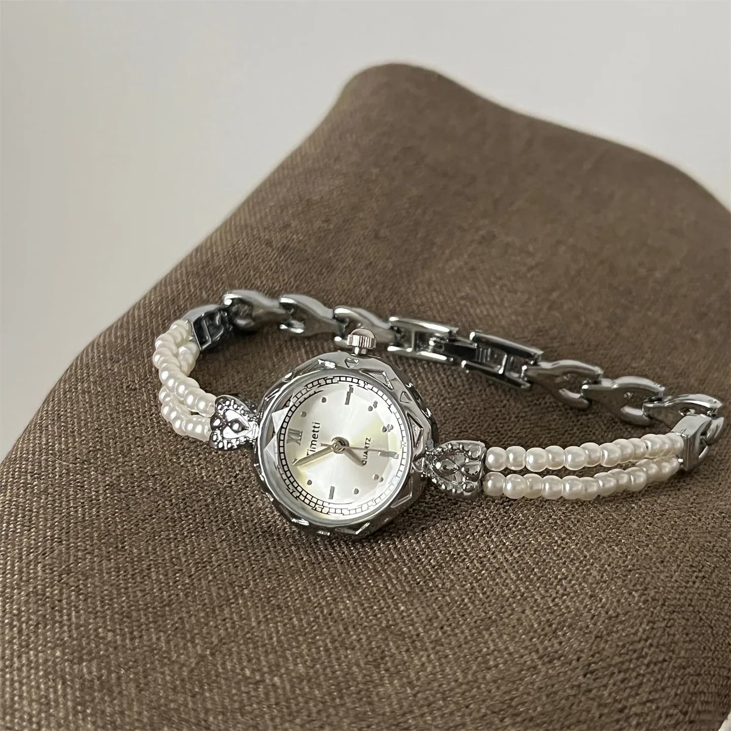 Orologio da donna con bracciale di perle delicate a doppia fila vintage francese, un orologio da polso al quarzo da donna elegante, lussuoso e squisito.C